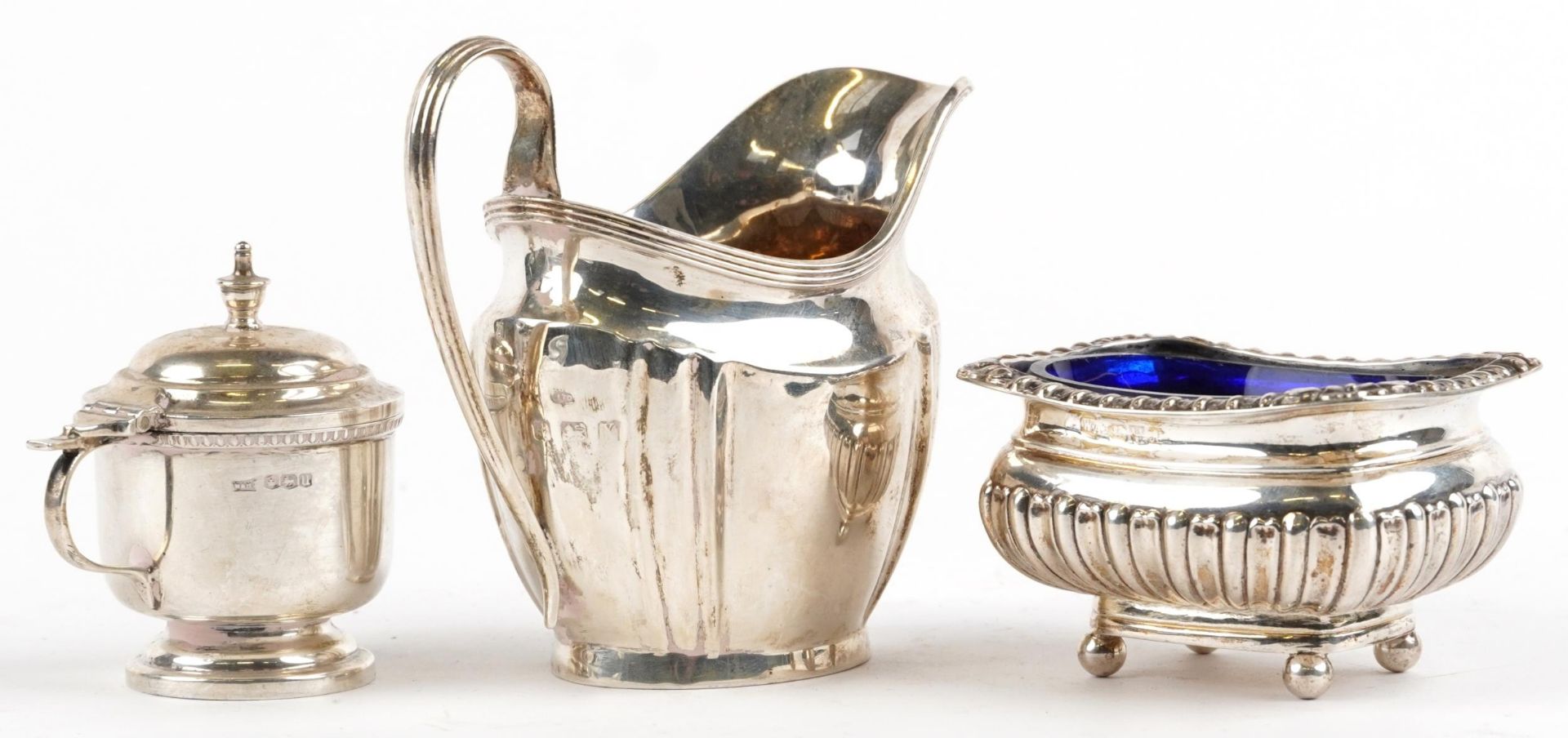Silver objects comprising George V cream jug, demi fluted open salt with blue glass liner and - Bild 2 aus 6
