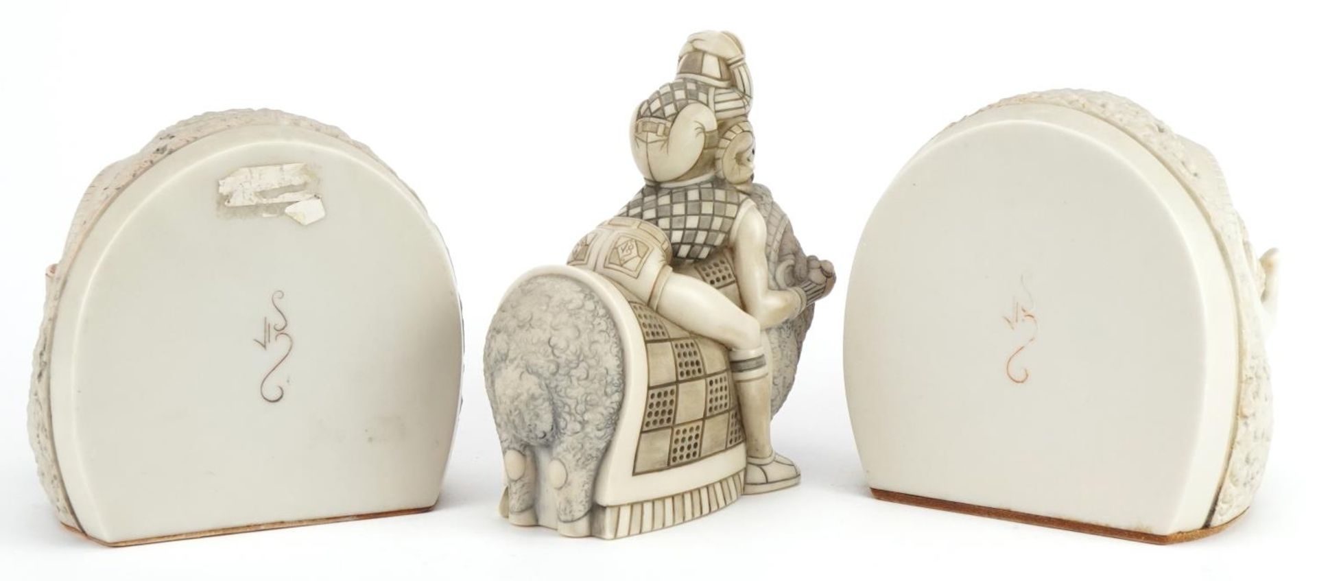 Pair of mid century style stylised ram's head design bookends and a similar figure group, the - Bild 4 aus 5