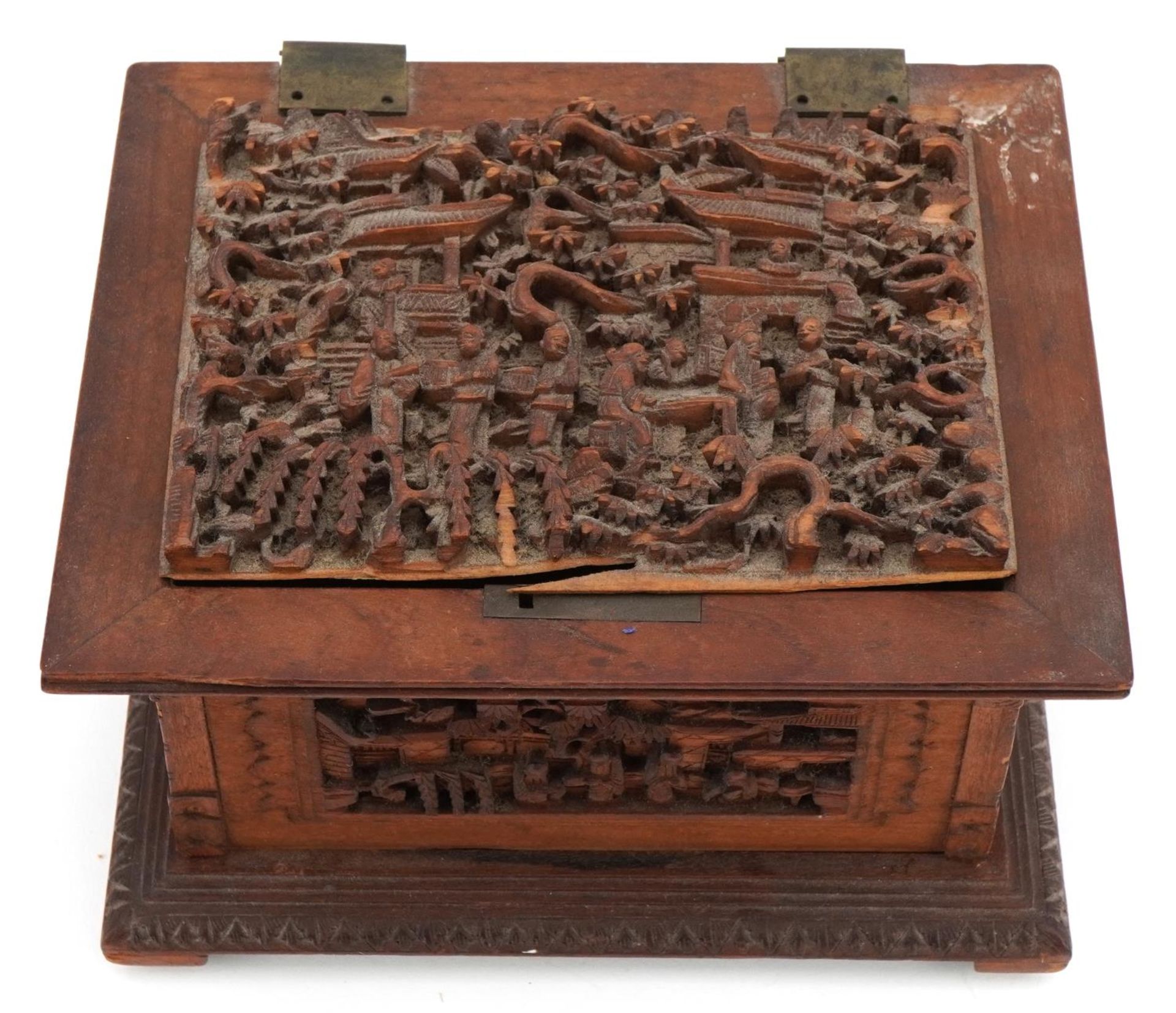 Chinese sandalwood casket for restoration profusely carved with figures amongst trees and pagodas, - Bild 6 aus 8