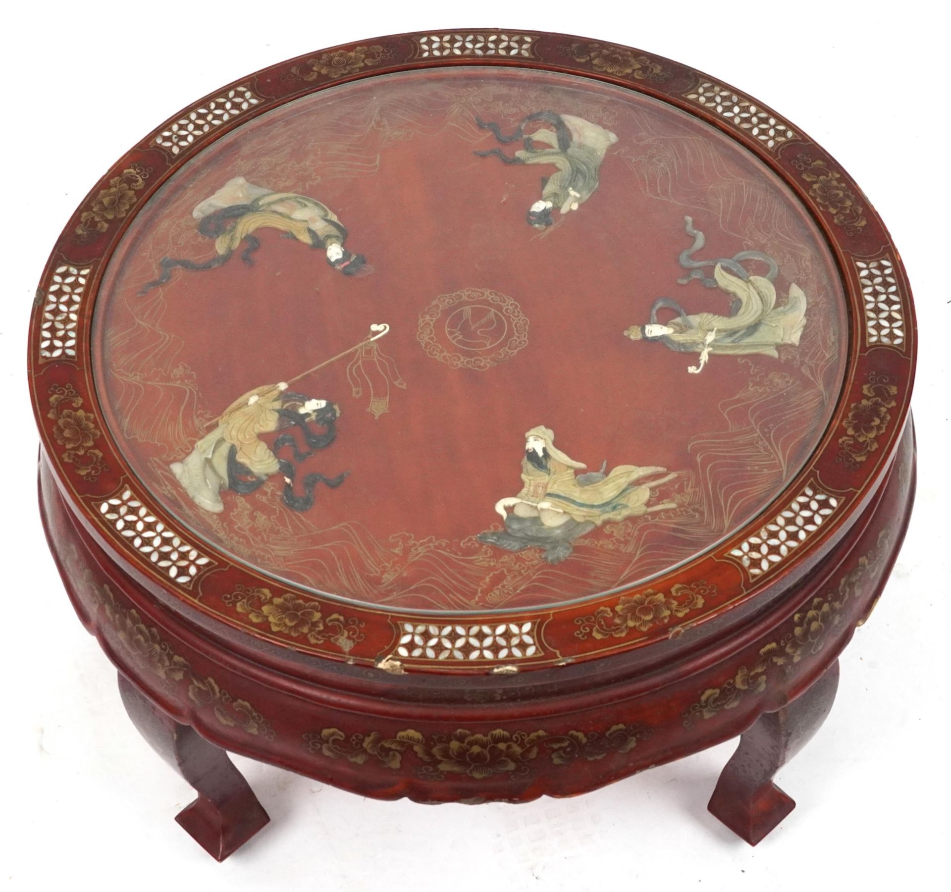 Chinese red lacquered chinoiserie centre table with inset glass top, mother of pearl and hardstone - Bild 2 aus 5