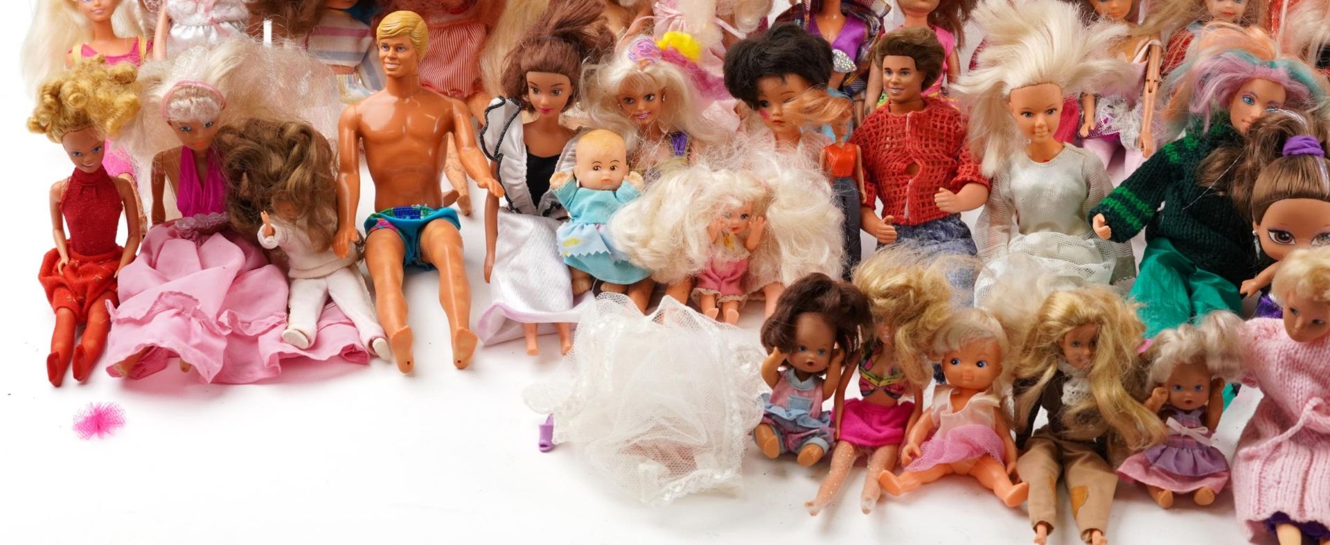 Extensive collection of vintage and later dolls and action figures, predominantly Sindy, Barbie - Bild 5 aus 6