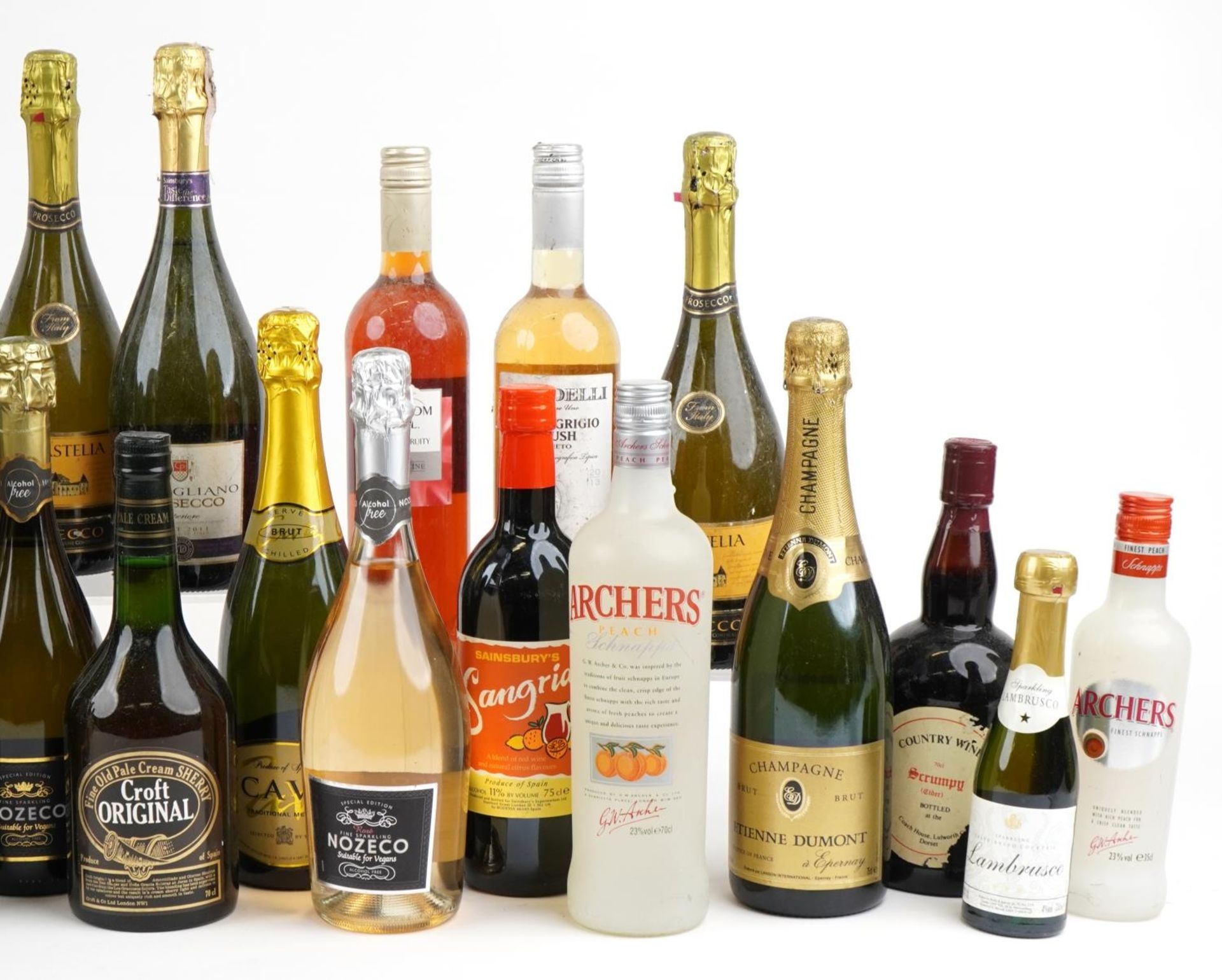Collection of table wines and Champagne including La Castelia Prosecco and Archer's Peach Schnapps : - Bild 4 aus 4
