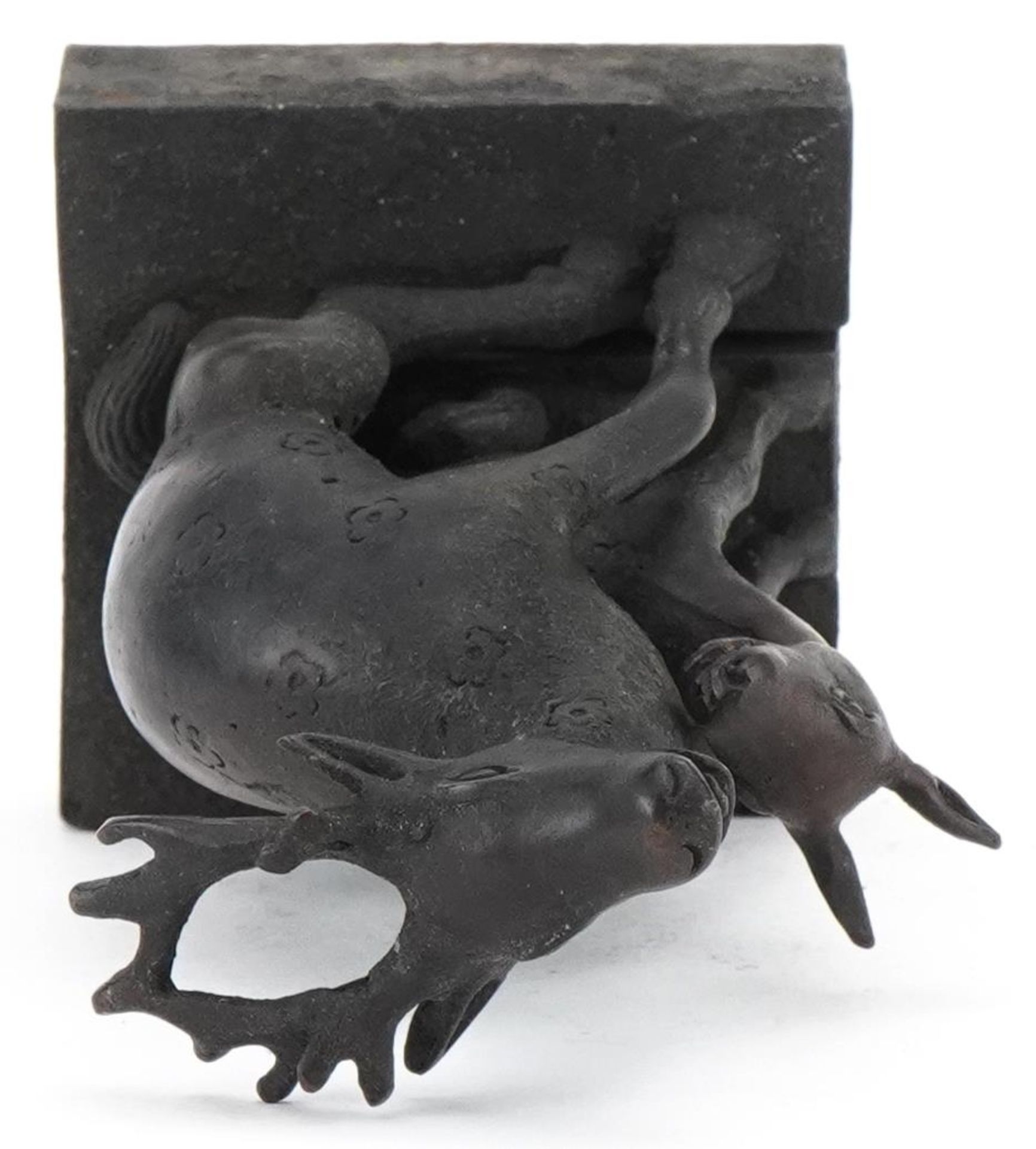 Chinese patinated bronze deer and foal two piece seal, 12.5cm high : For further information on this - Bild 6 aus 7
