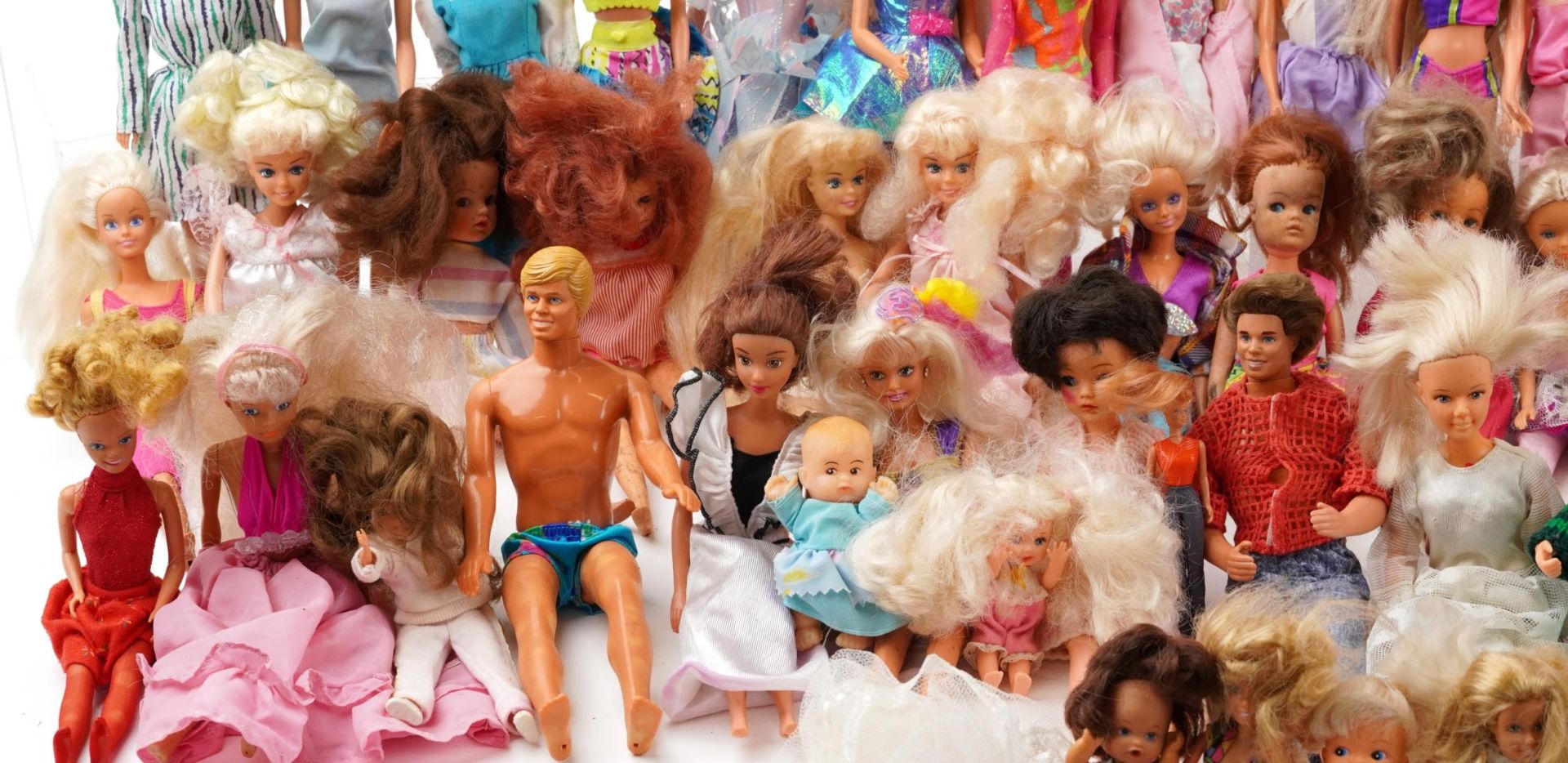 Extensive collection of vintage and later dolls and action figures, predominantly Sindy, Barbie - Bild 4 aus 6