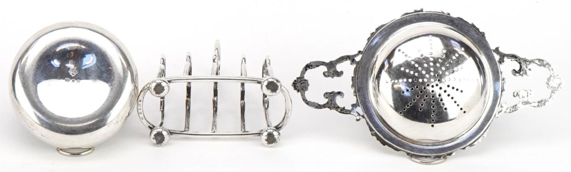Silver objects comprising twin handled tea strainer by William Comyns, circular dish by Alfred - Bild 4 aus 6