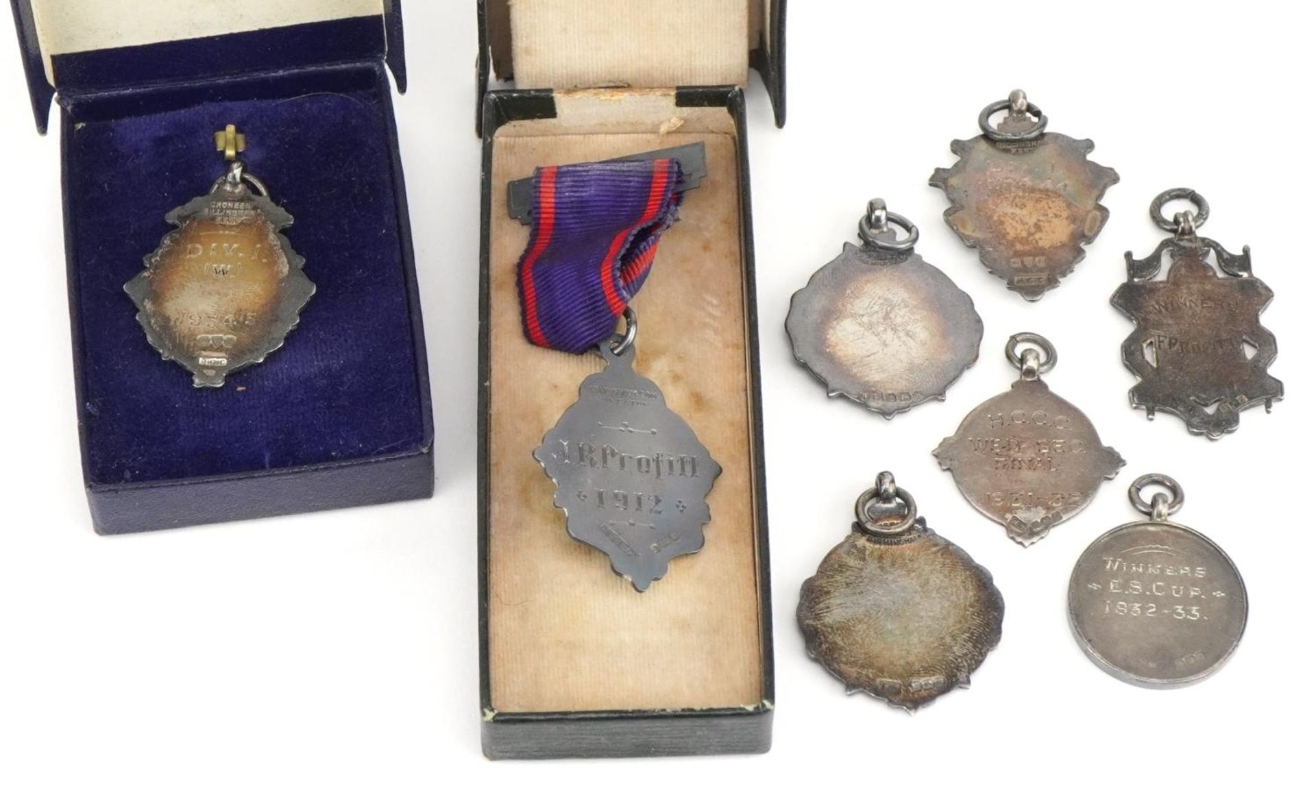 Seven silver sports jewels, six with enamel including Equitable Friendly Society, New Brompton - Bild 4 aus 4