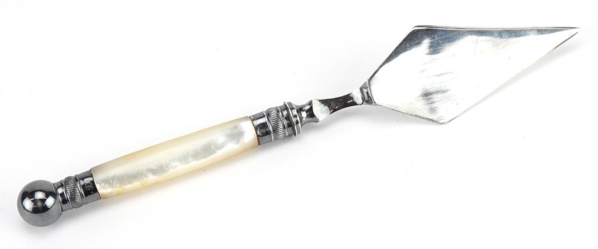 Francis Howard, Victorian silver letter opener with mother of pearl handle in the form of a - Bild 4 aus 4