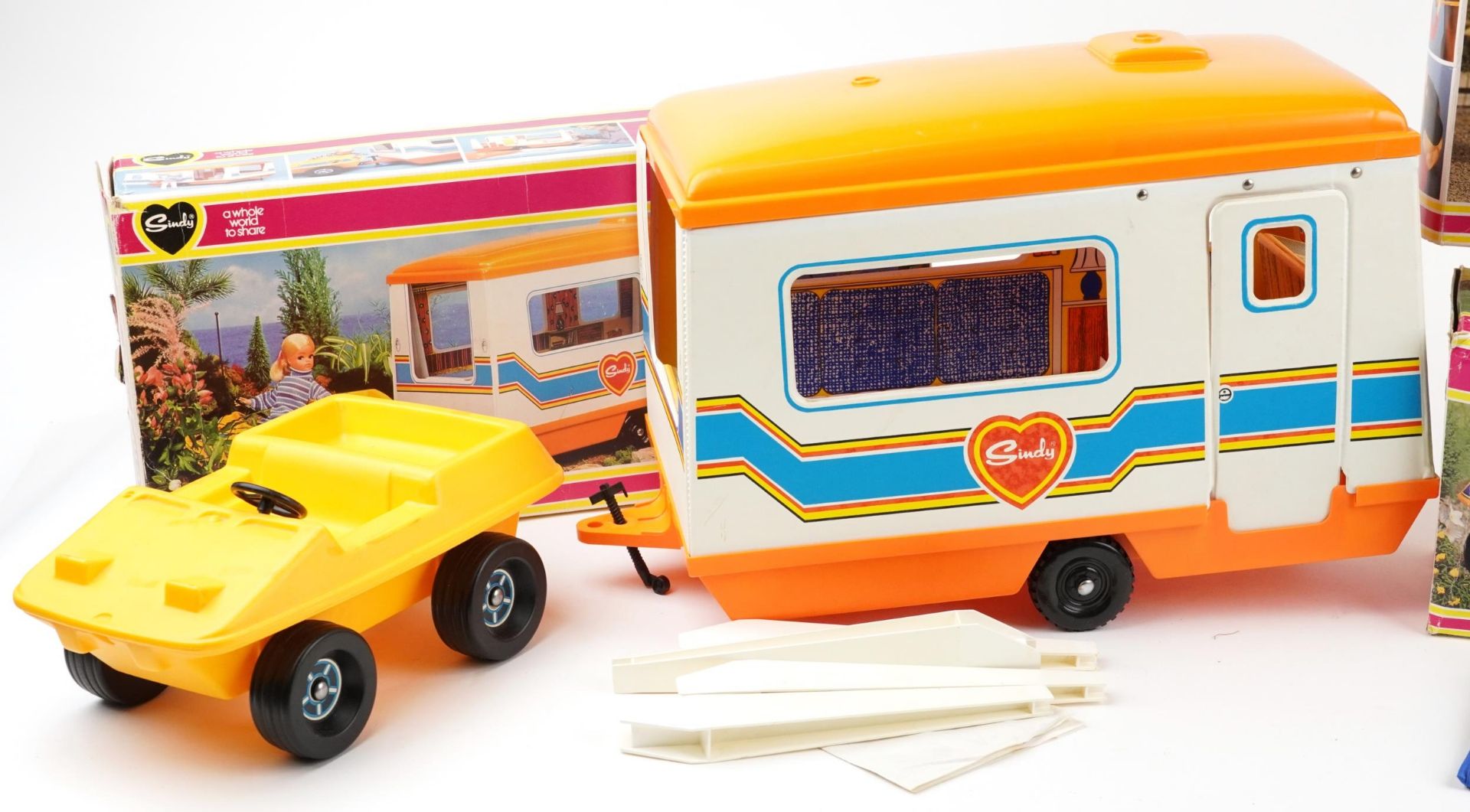Vintage Sindy accessories by Pedigree with boxes comprising camping buggy and foldaway tent, four - Bild 2 aus 3