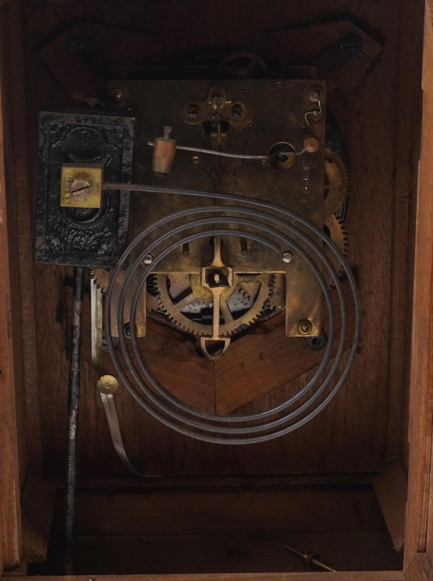 Four mantle clocks including oak cased Napoleon hat shaped Westminster chiming example, the - Bild 4 aus 5