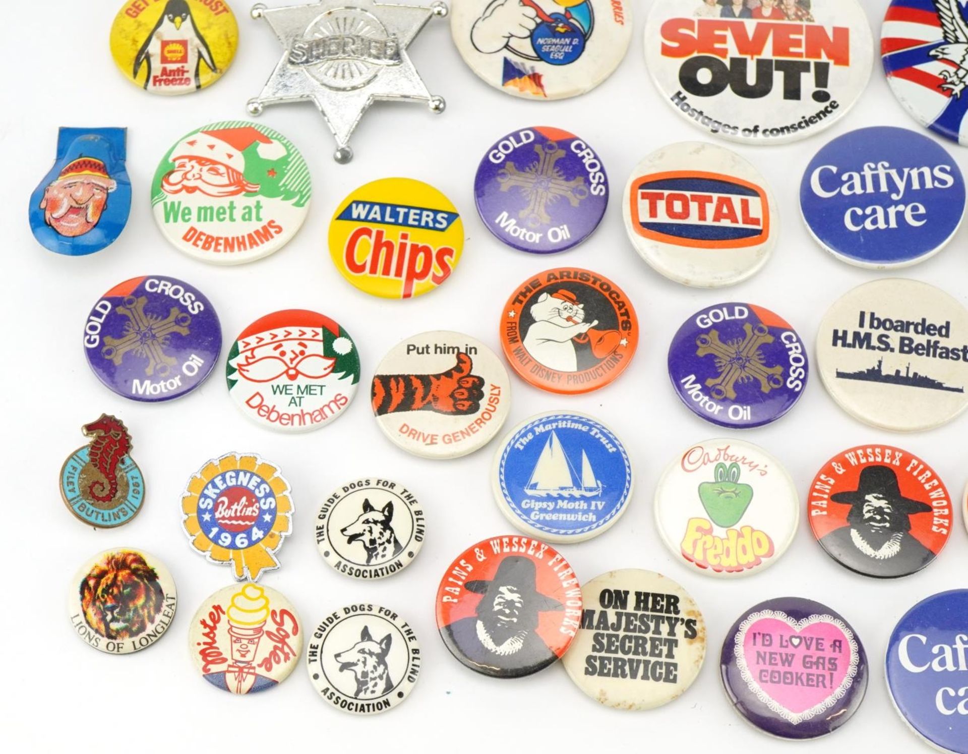 Collection of vintage and later pin badges including I'm Your Flexible Friend, I Boarded HMS - Bild 4 aus 6