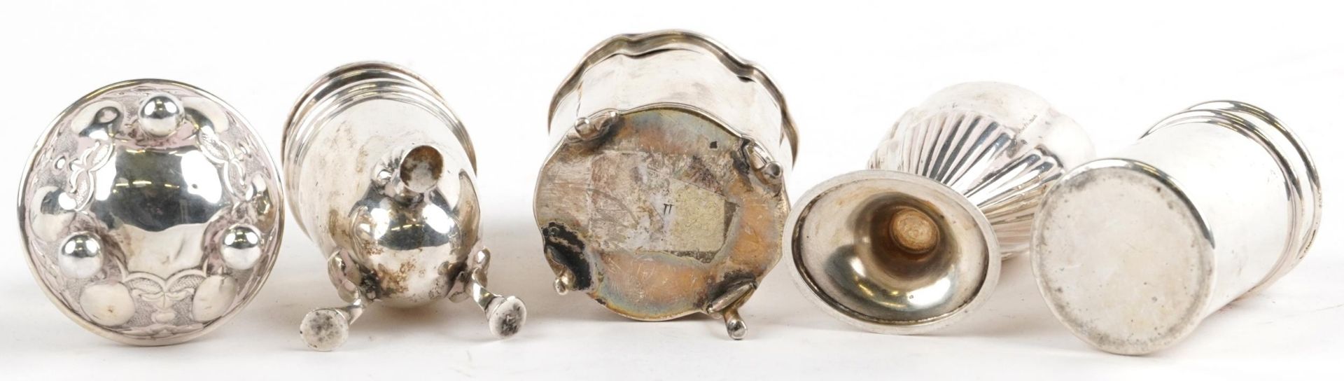 Five Edwardian and later silver casters including Walker & Hall, the largest 8.5cm high, total 178. - Bild 3 aus 8