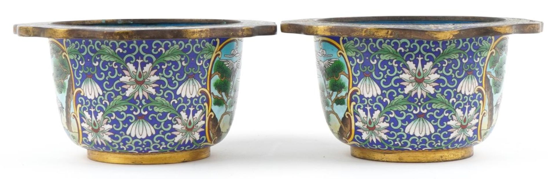 Good pair of Chinese cloisonne planters enamelled with panels of cranes within a border of - Bild 2 aus 6