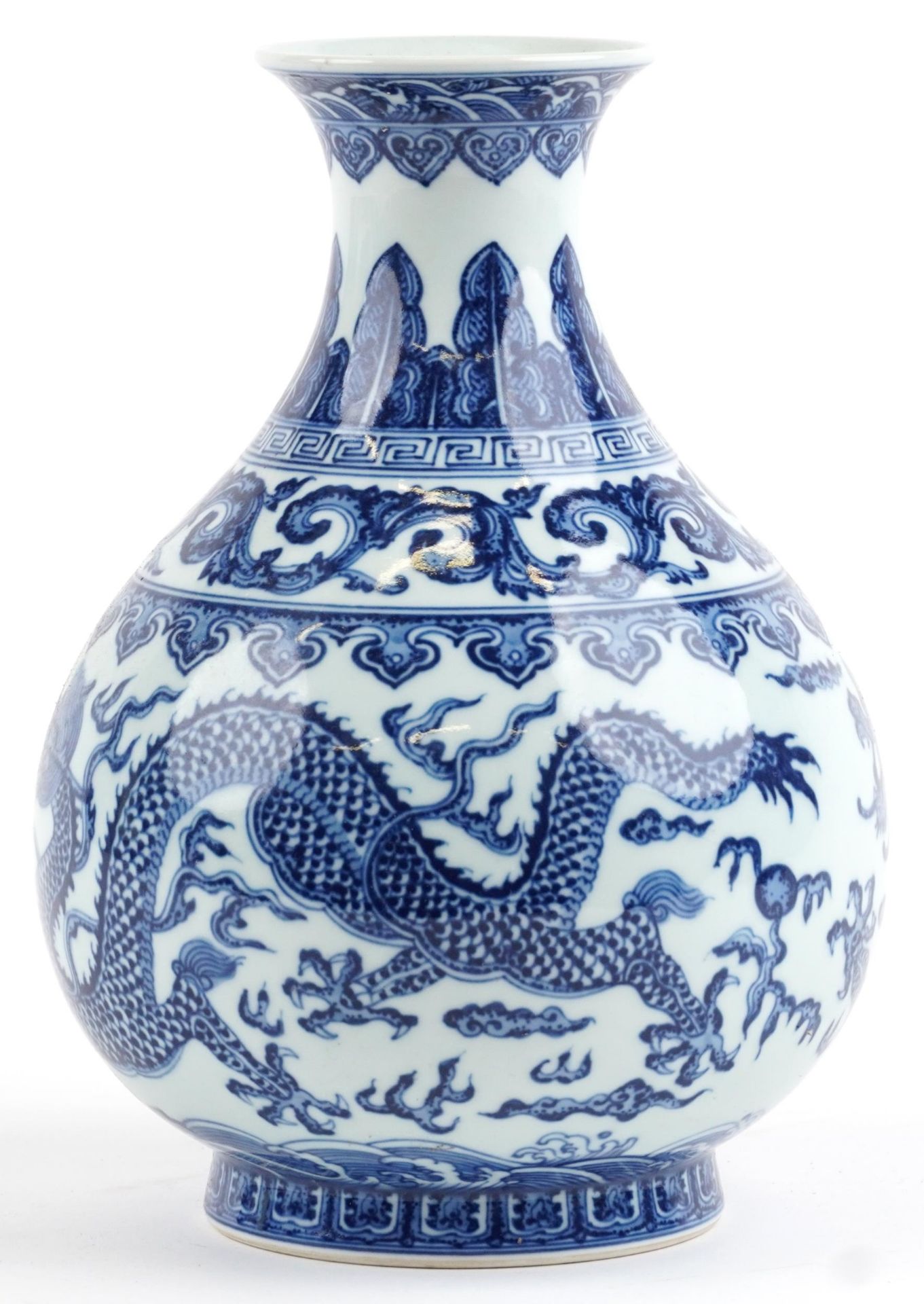 Chinese blue and white porcelain vase hand painted with dragons chasing the flaming pearl amongst - Bild 4 aus 7