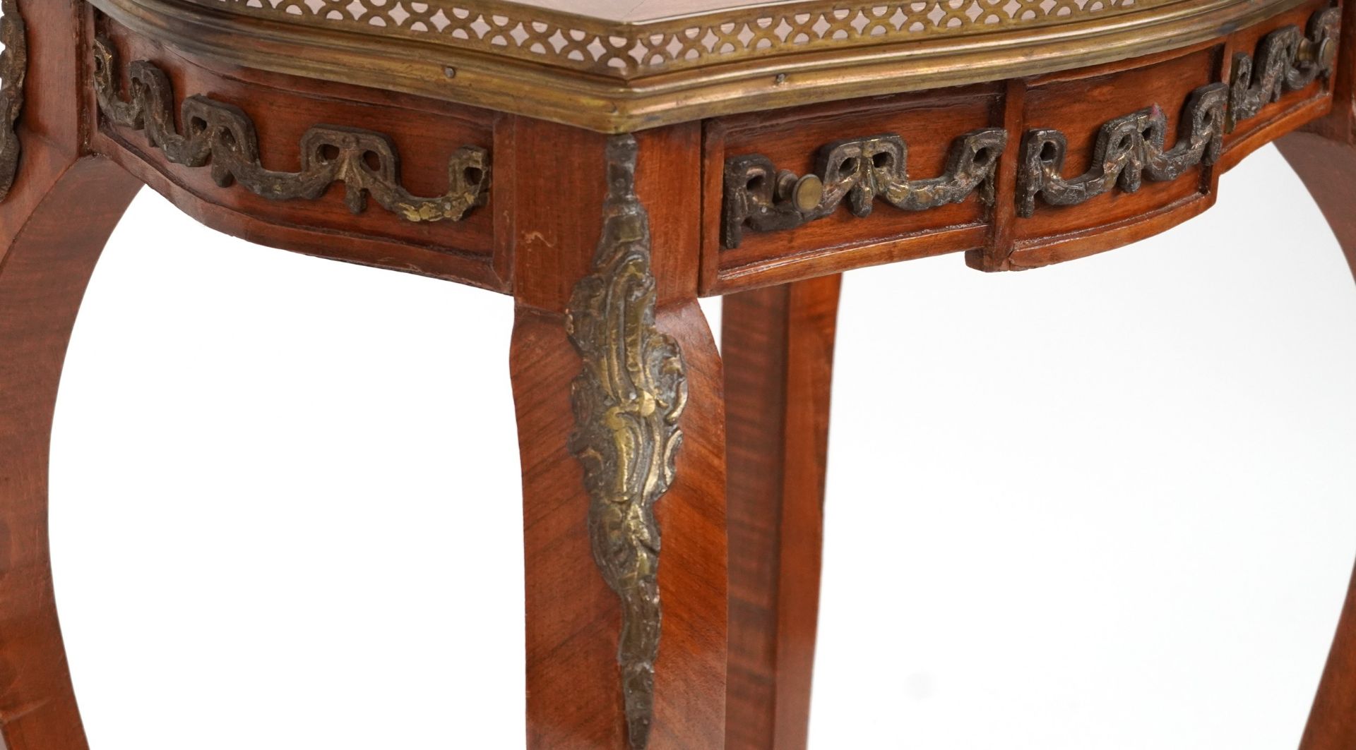 French Louis XV style inlaid kingwood side table with frieze drawer and brass mounts on cabriole - Image 4 of 4