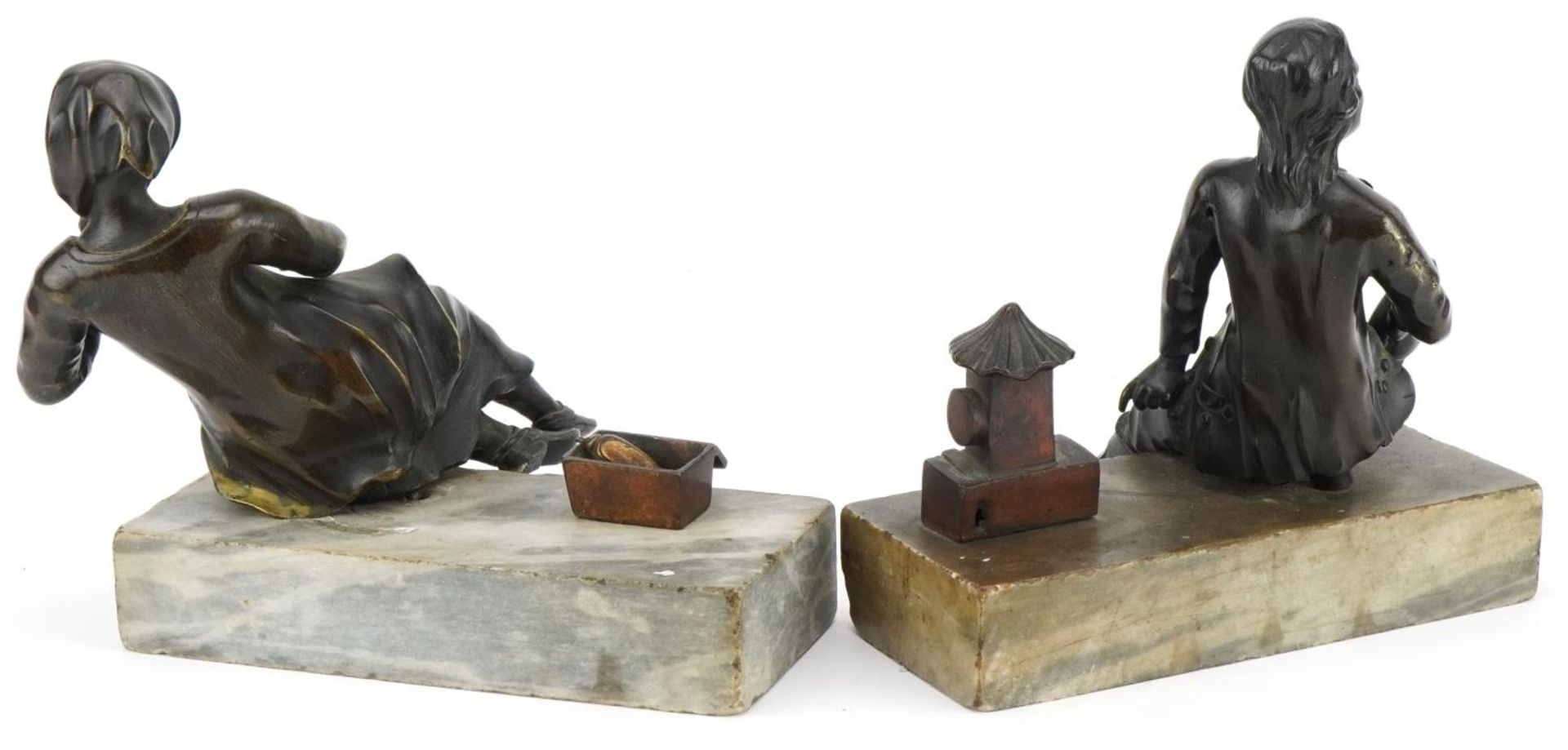 Pair of 19th French century classical patinated bronzes of peasants raised on rectangular marble - Bild 2 aus 3