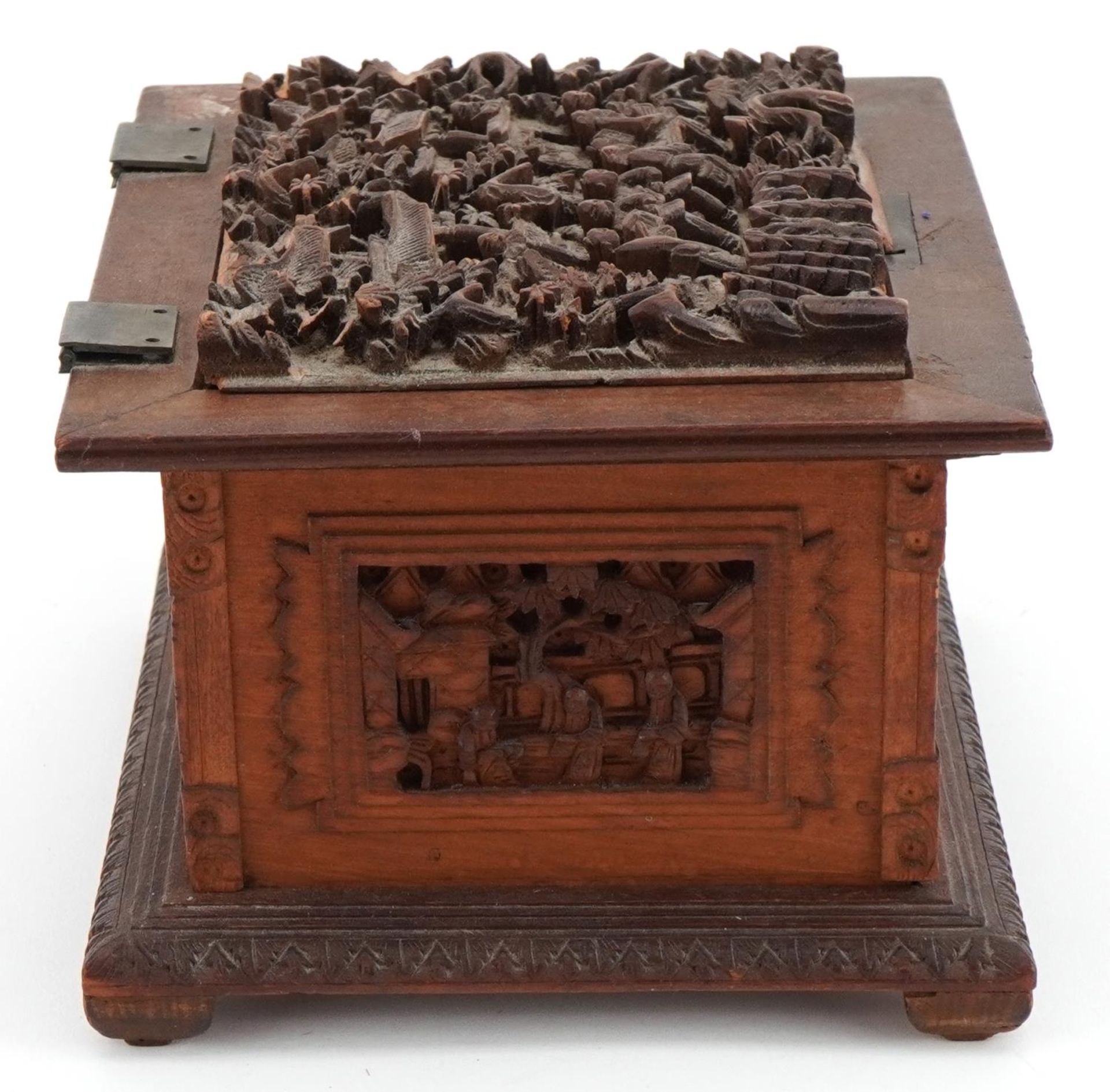 Chinese sandalwood casket for restoration profusely carved with figures amongst trees and pagodas, - Bild 5 aus 8