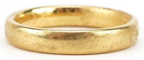 18ct gold wedding band, size T, 7.0g : For further information on this lot please visit www.