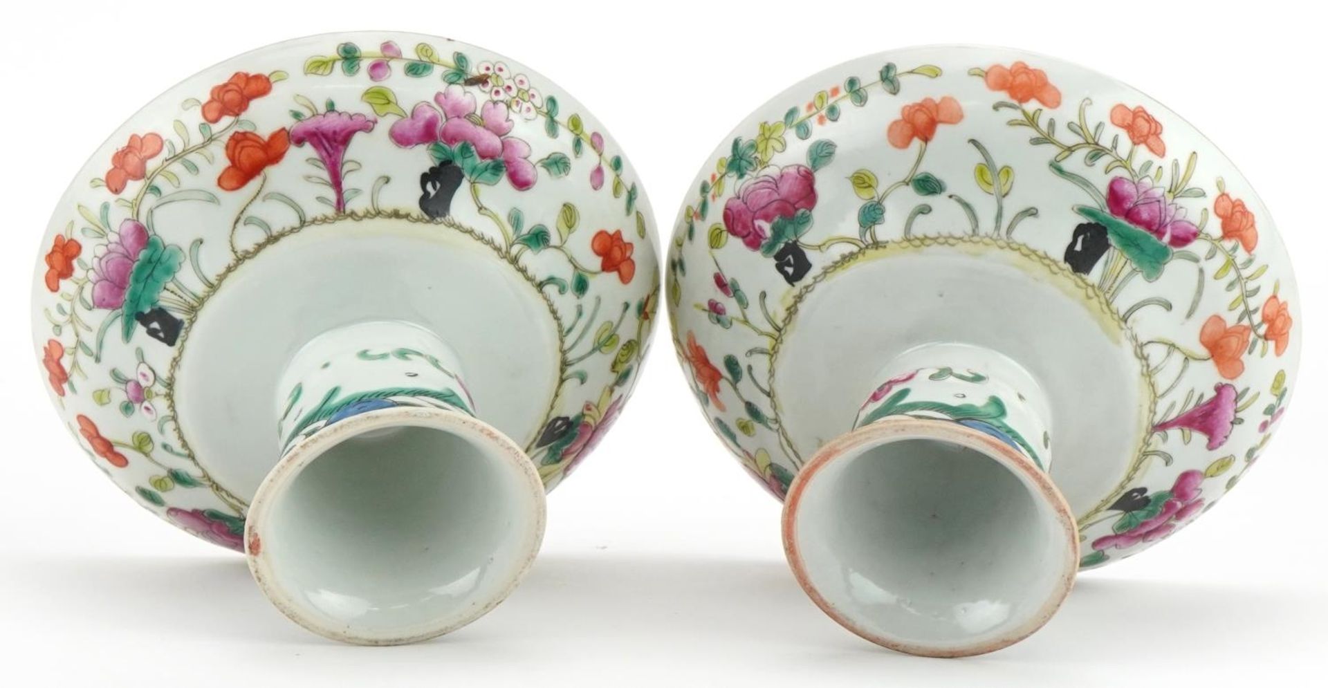 Pair of Chinese porcelain stem bowls hand painted in the famille rose palette with flowers, each 9. - Bild 6 aus 6