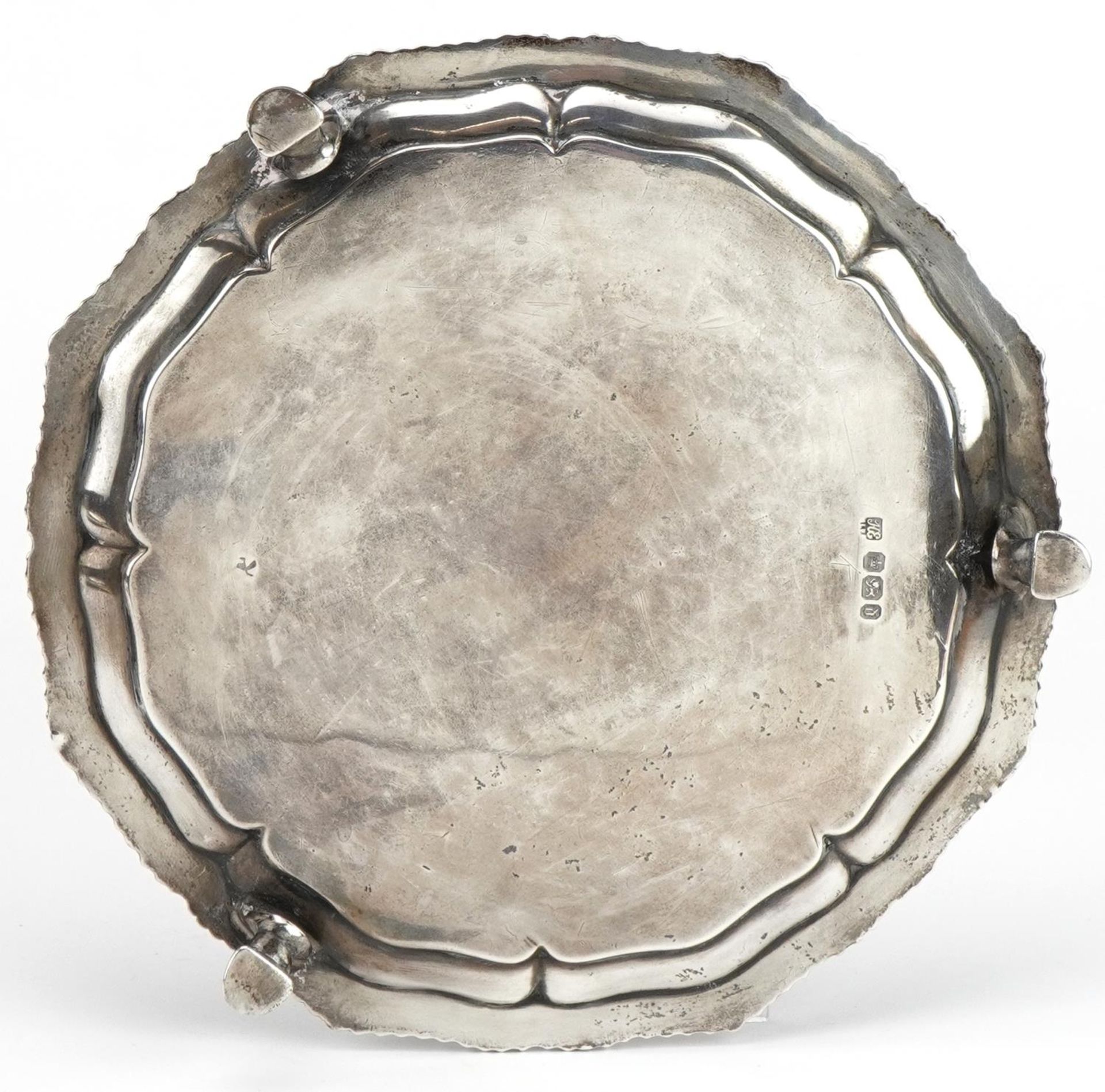 Hawksworth, Eyre & Co Ltd, Victorian circular silver three footed card tray, Sheffield 1896, 15cm in - Image 3 of 4