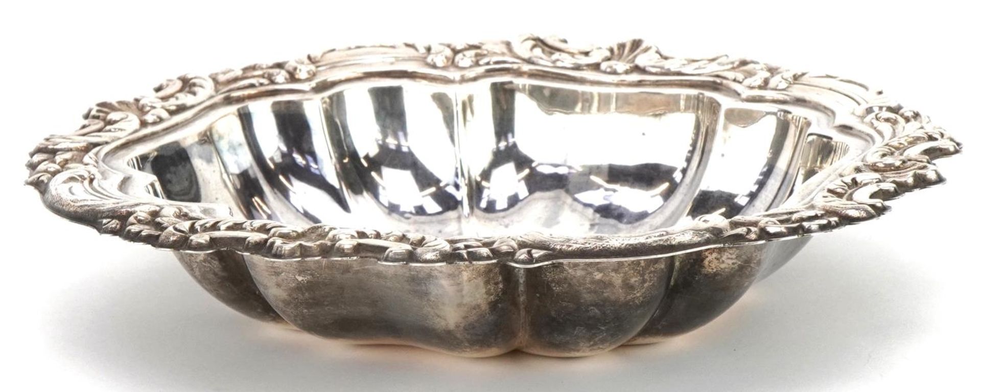 Spanish silver bowl embossed with scrolling foliage, 22.5cm wide, 170.5g : For further information - Image 2 of 5