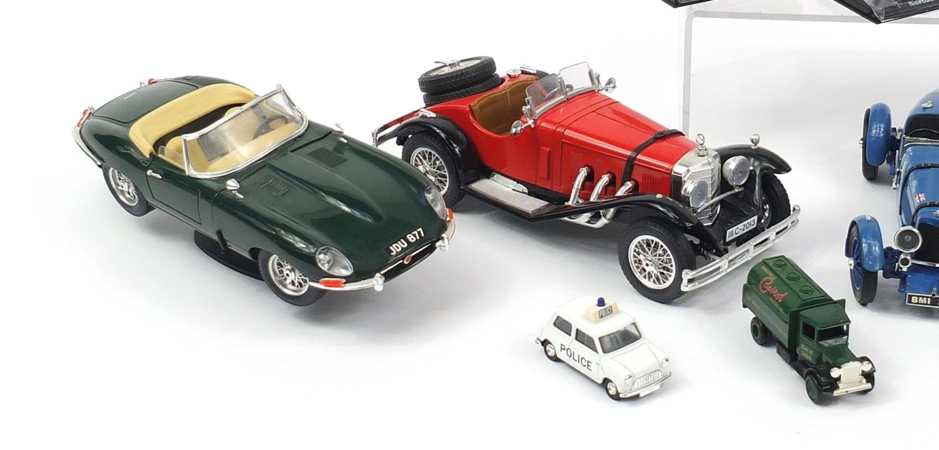 Group of collector's diecast vehicles and motorbikes including Burago and Maisto : For further - Bild 2 aus 4