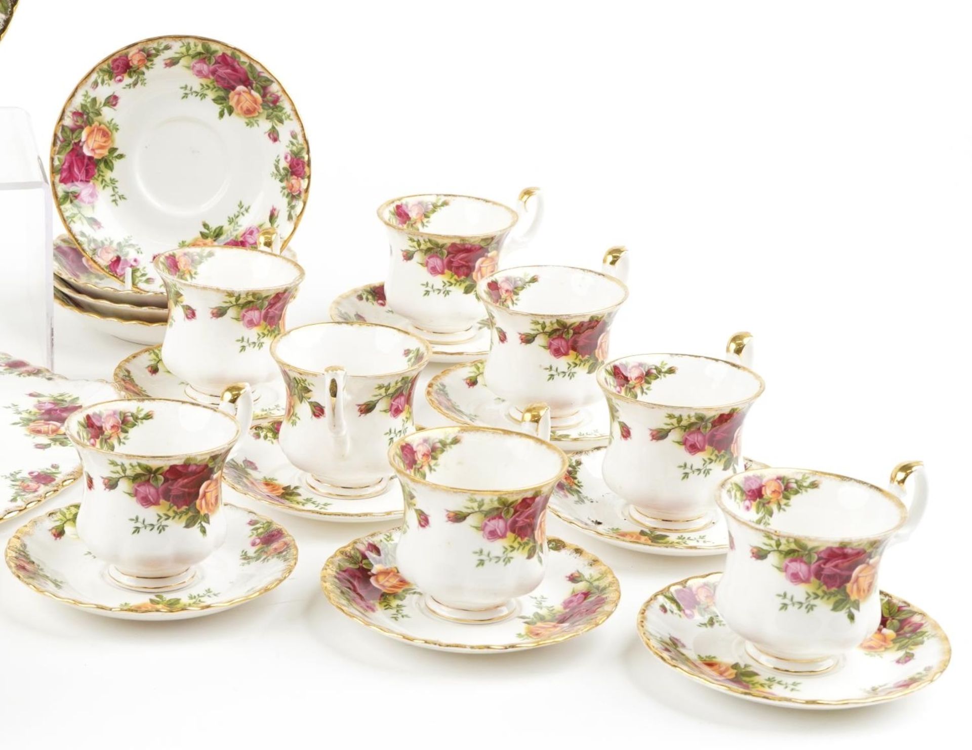 Royal Albert Old Country Roses china including various teaware, wall clock and cake tray, 35cm - Bild 4 aus 5