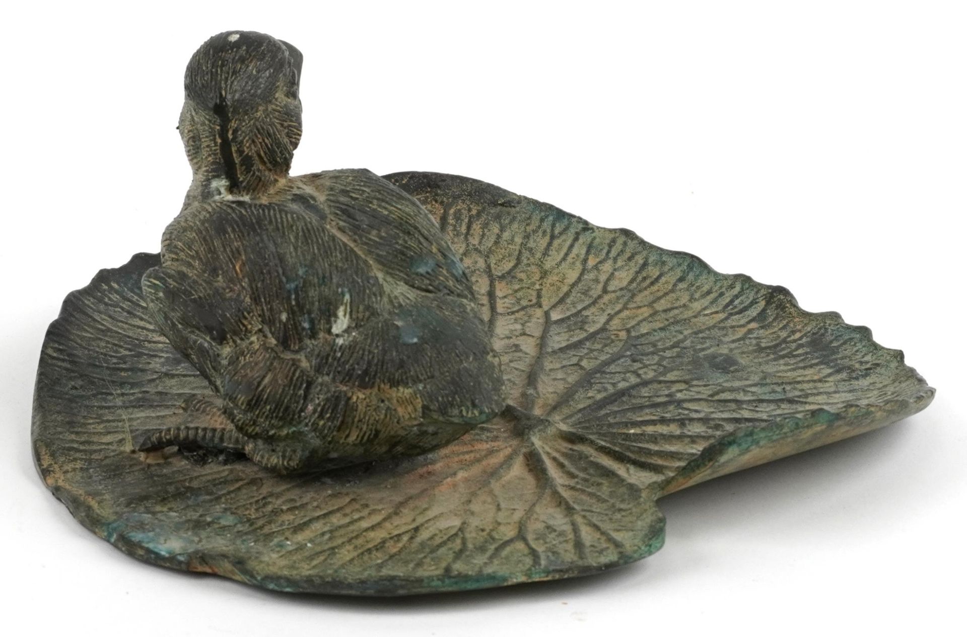 Verdigris patinated bronze sculpture of a duckling on lily pad, 23cm in length : For further - Bild 2 aus 3
