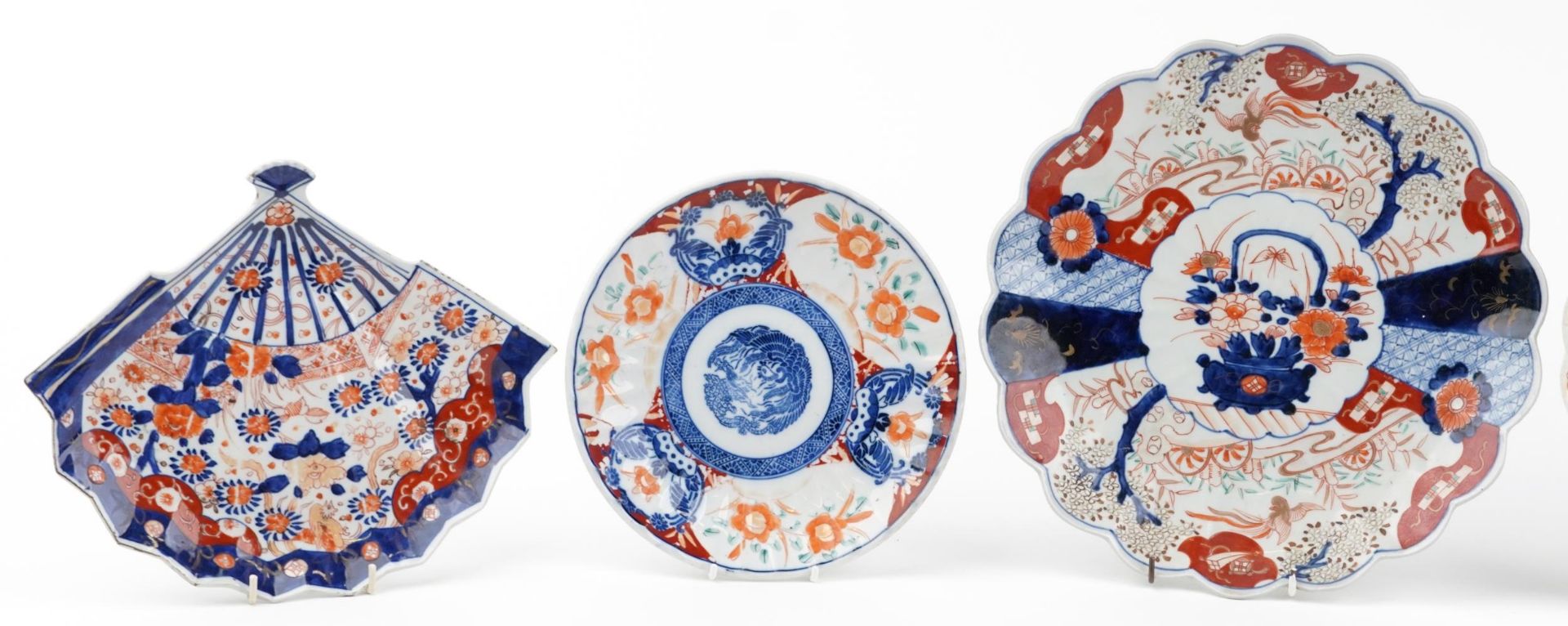 Japanese Imari porcelain comprising two chargers and four dishes, one in the shape of a fan, each - Bild 2 aus 5