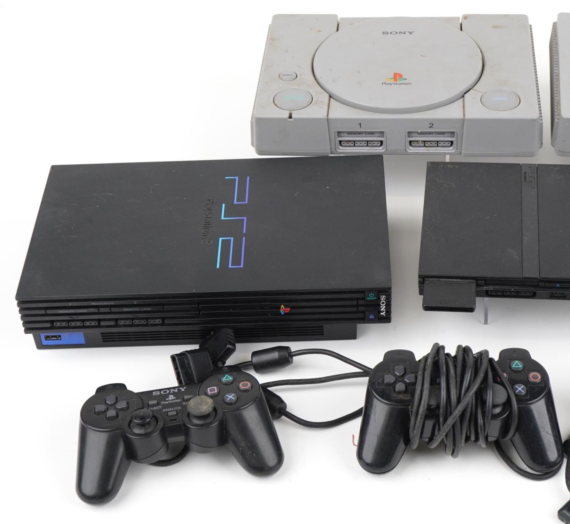 Five Sony games consoles with three controllers including two PlayStation 1s and three PlayStation - Bild 2 aus 3