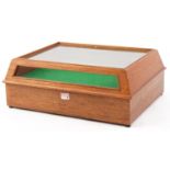 Dealer's glazed lightwood display case with hinged lid, 17.5cm H x 46.5cm W x 36.5cm D : For further