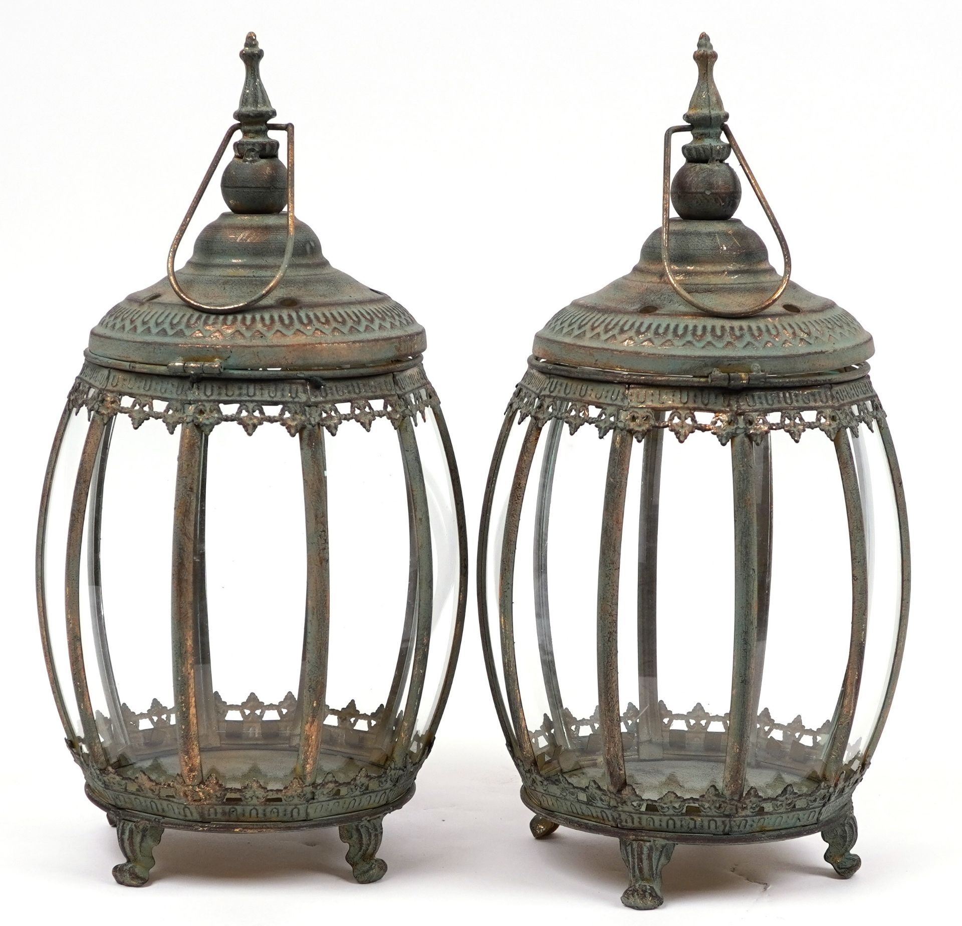 Pair of bronzed hanging lanterns with glass panels on paw feet, each 48.5cm high : For further - Image 2 of 3