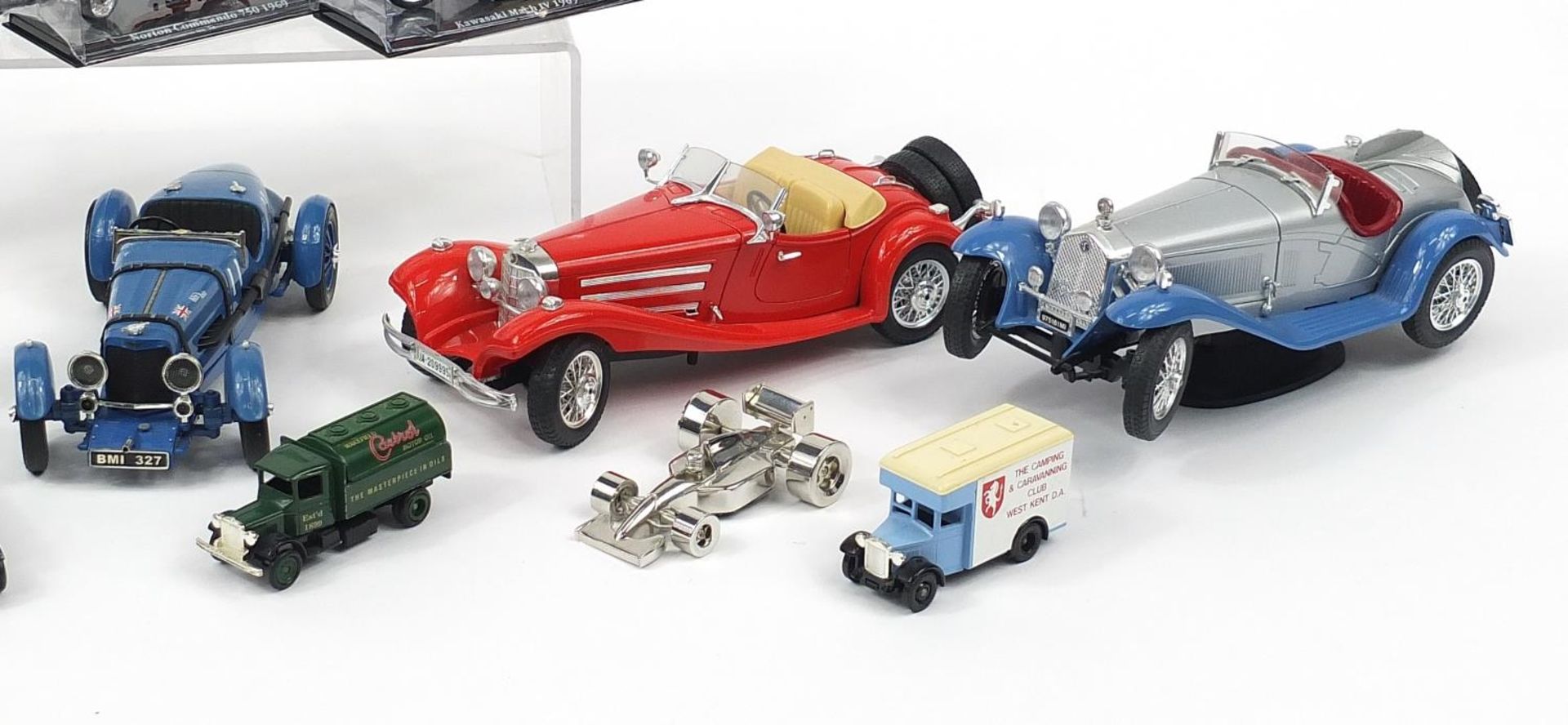 Group of collector's diecast vehicles and motorbikes including Burago and Maisto : For further - Bild 4 aus 4