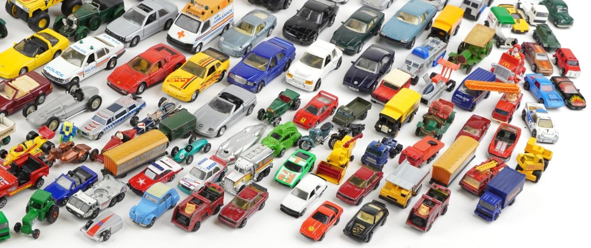 Large collection of predominantly diecast vehicles including Corgi and Matchbox : For further - Bild 5 aus 5