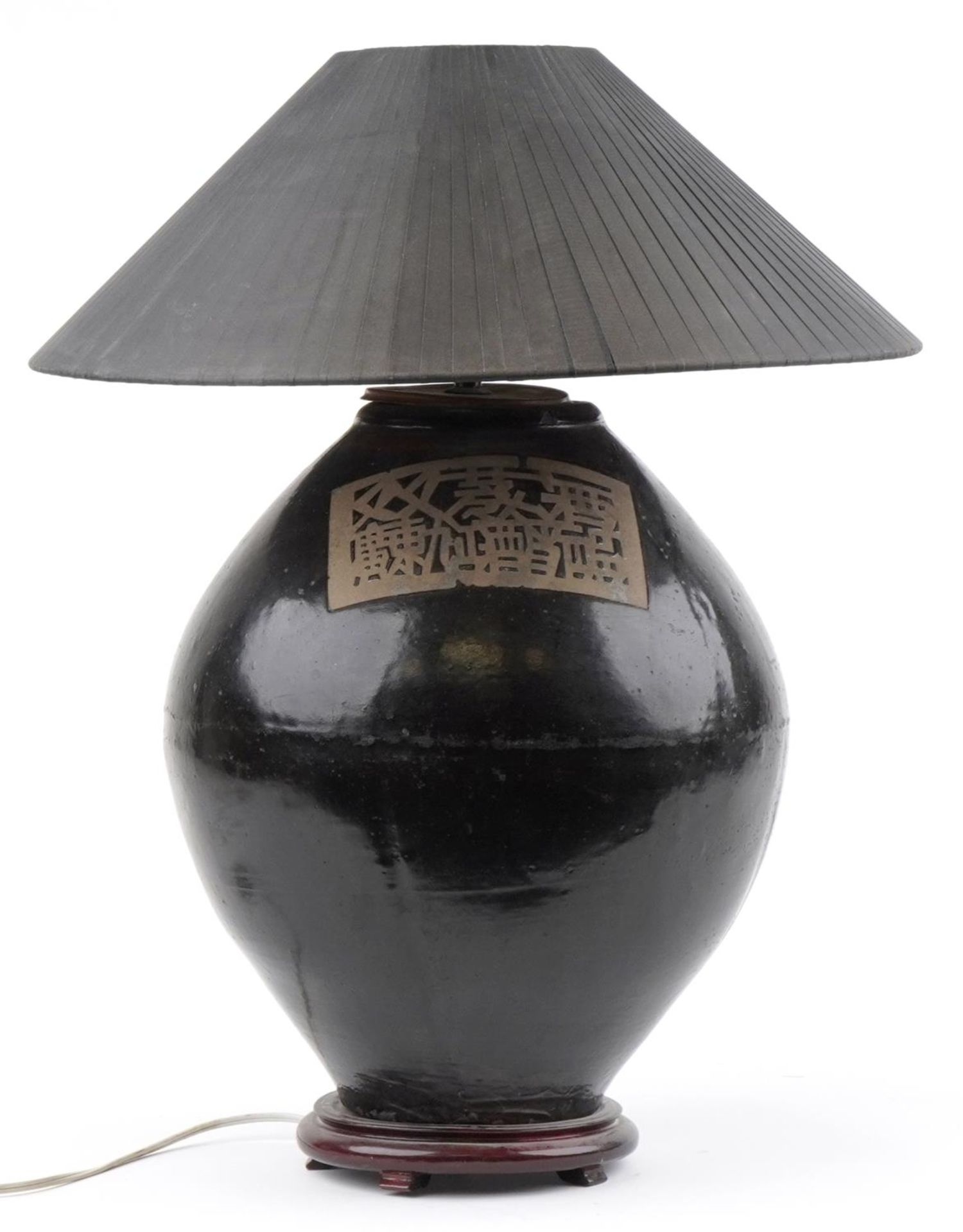 Large Chinese archaic style pottery jar adjustable table lamp with pleated shade, the jar incised - Bild 2 aus 2