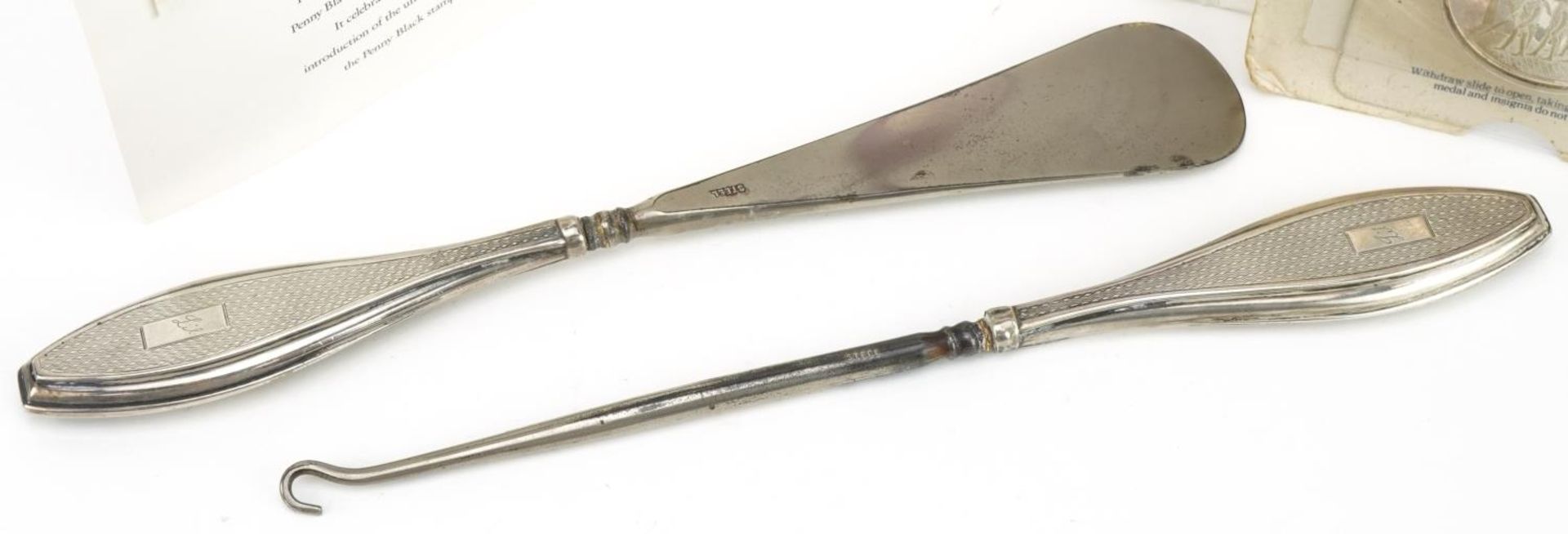 Sundry items including silver handled buttonhook and matching shoehorn and a silver medallion from - Bild 4 aus 6