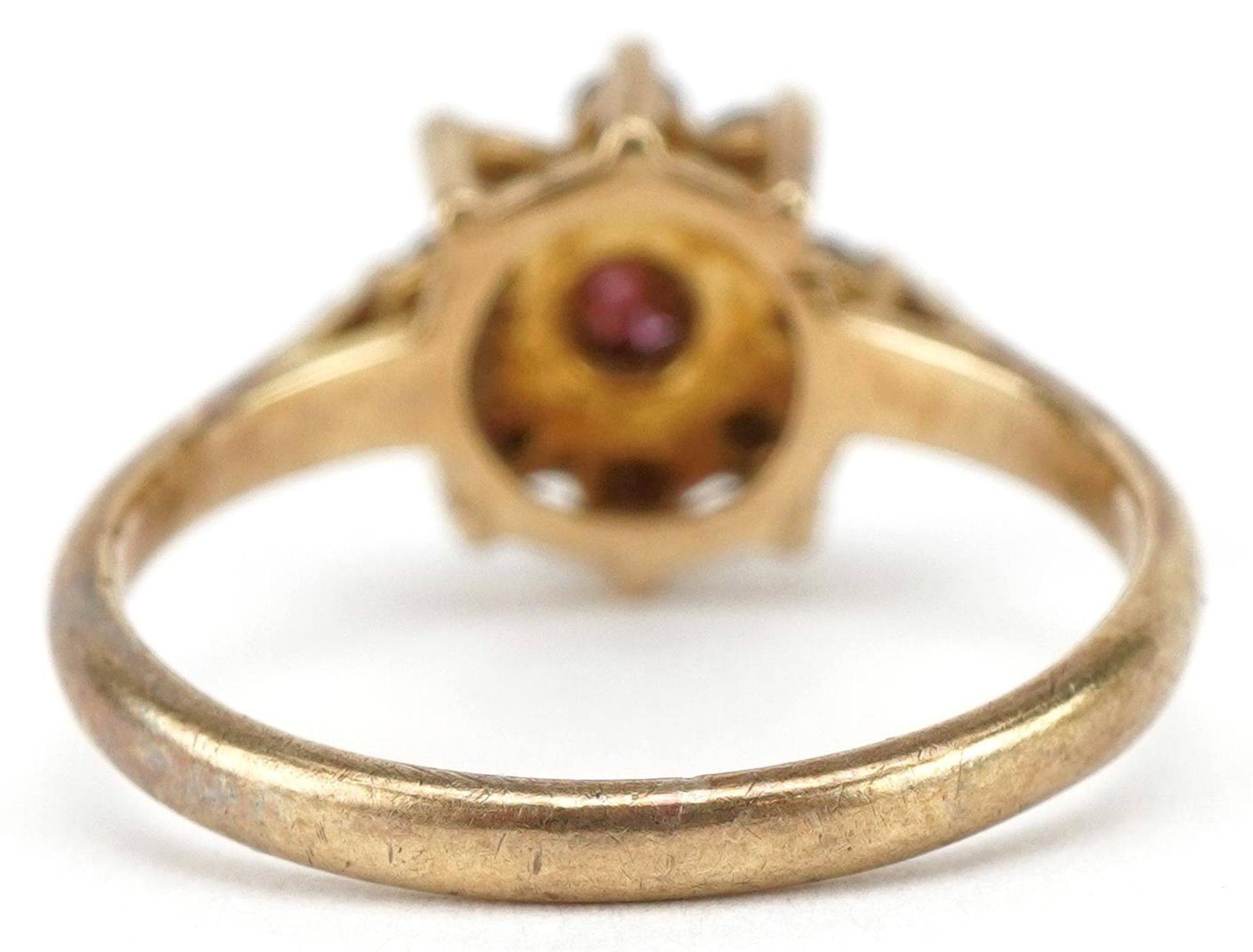 9ct gold garnet flower head ring, size N, 2.6g : For further information on this lot please visit - Bild 2 aus 5