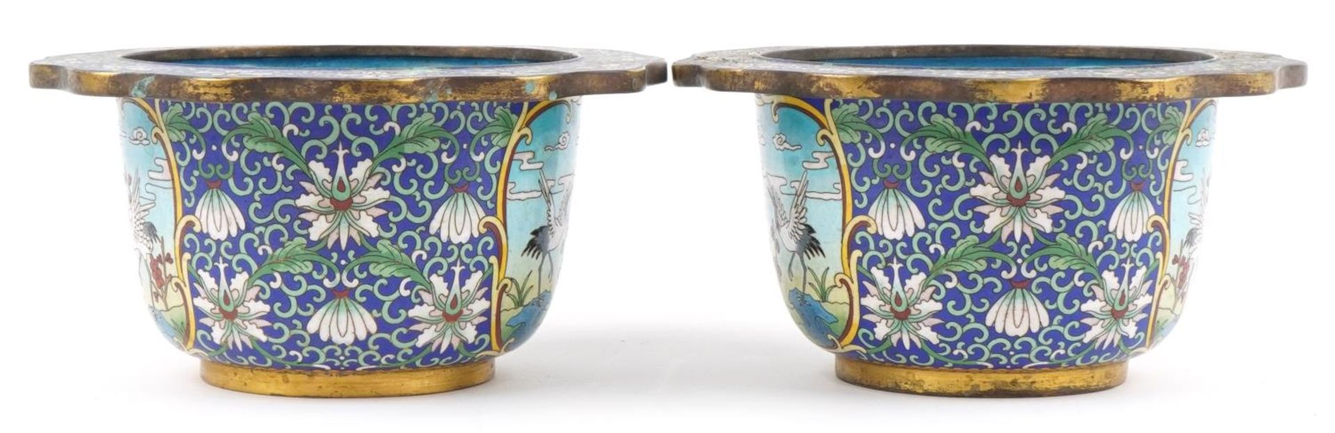 Good pair of Chinese cloisonne planters enamelled with panels of cranes within a border of - Bild 4 aus 6