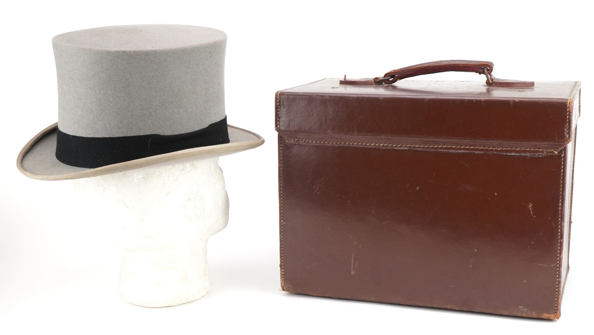 Scott & Co top hat housed in a brown leatherette travel box, the top hat interior size 21cm x 17cm : - Bild 2 aus 7