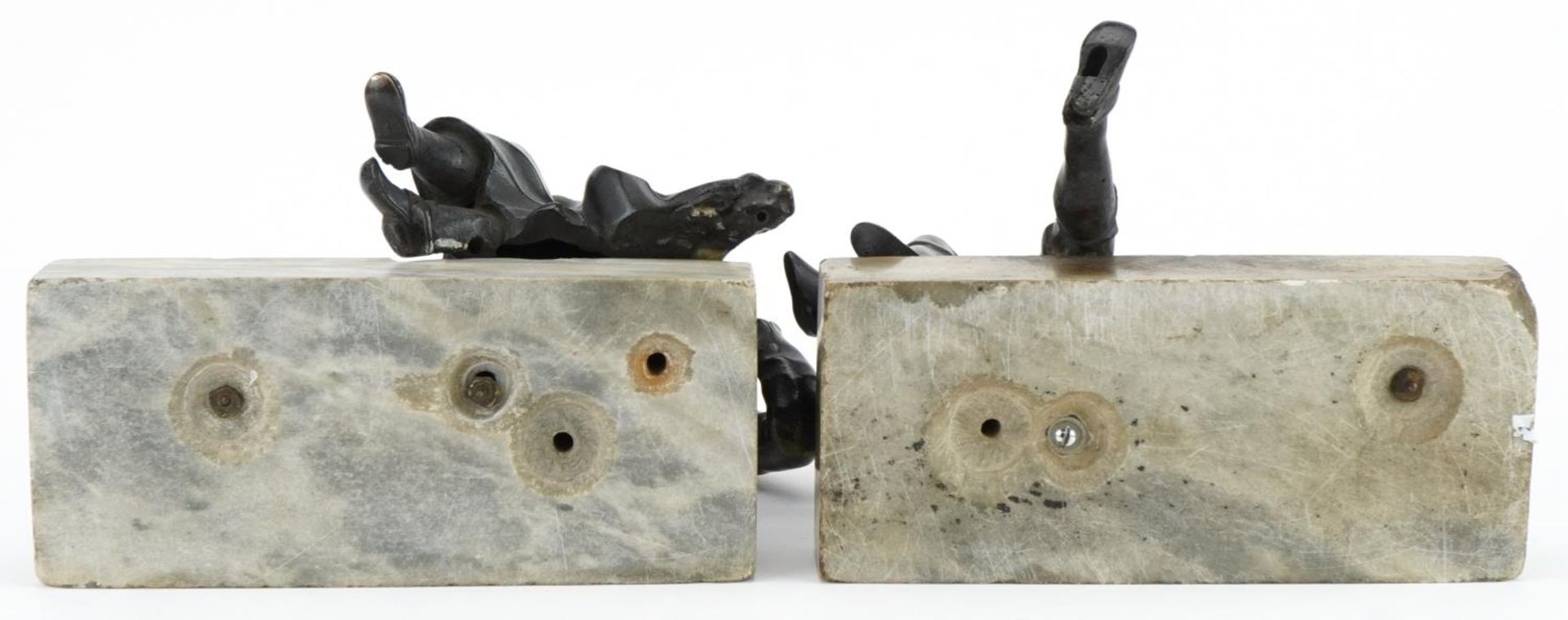 Pair of 19th French century classical patinated bronzes of peasants raised on rectangular marble - Bild 3 aus 3