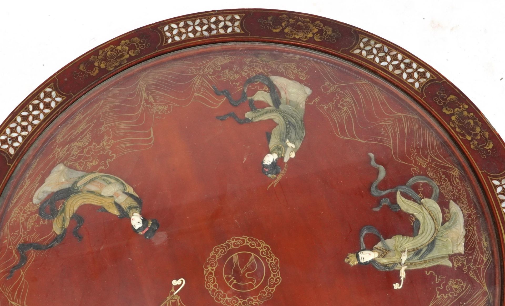 Chinese red lacquered chinoiserie centre table with inset glass top, mother of pearl and hardstone - Bild 4 aus 5