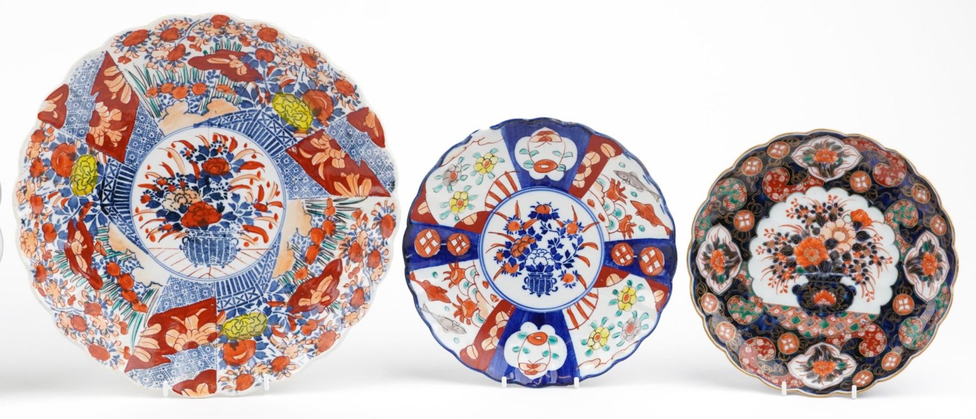 Japanese Imari porcelain comprising two chargers and four dishes, one in the shape of a fan, each - Bild 3 aus 5