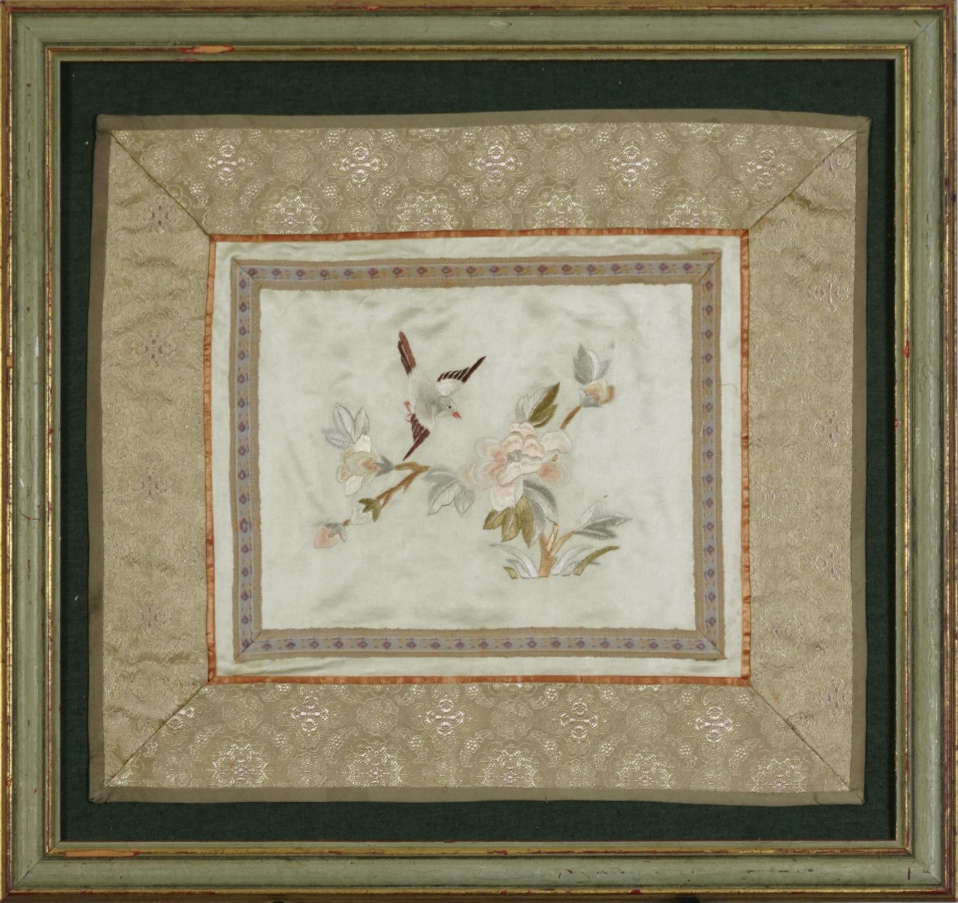 Chinese silk panel embroidered with a bird amongst flowers, mounted and framed, 30cm x 26.5cm - Bild 2 aus 3