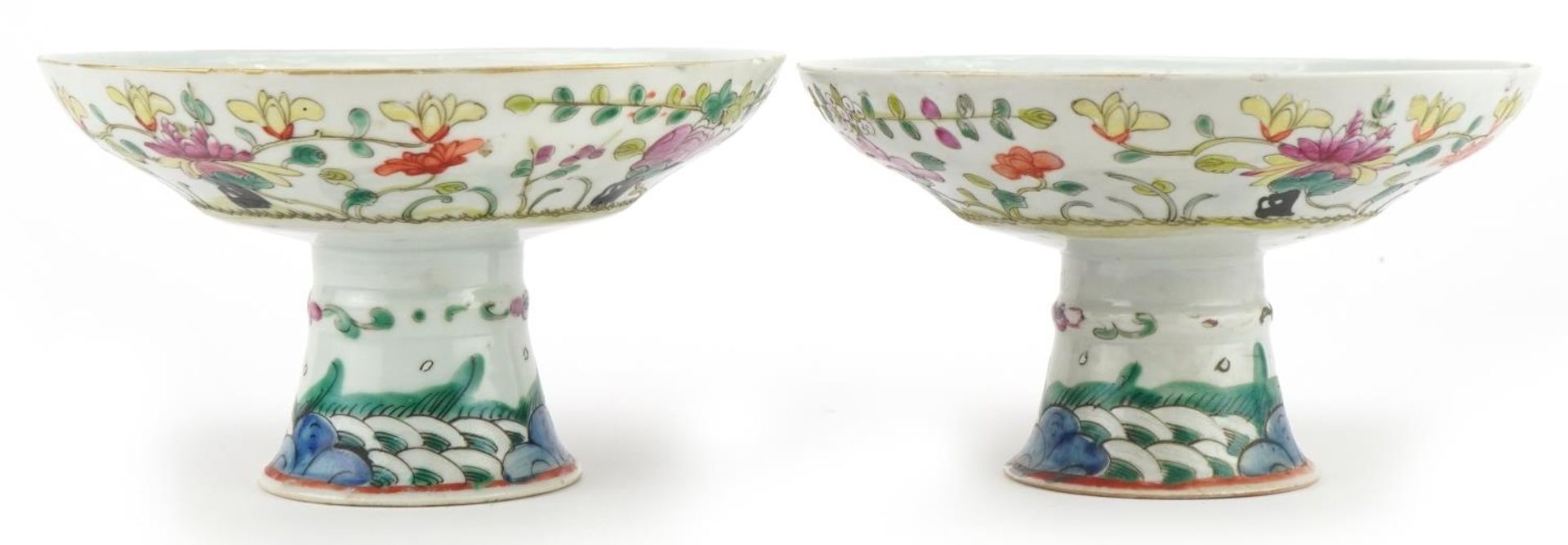 Pair of Chinese porcelain stem bowls hand painted in the famille rose palette with flowers, each 9. - Bild 2 aus 6