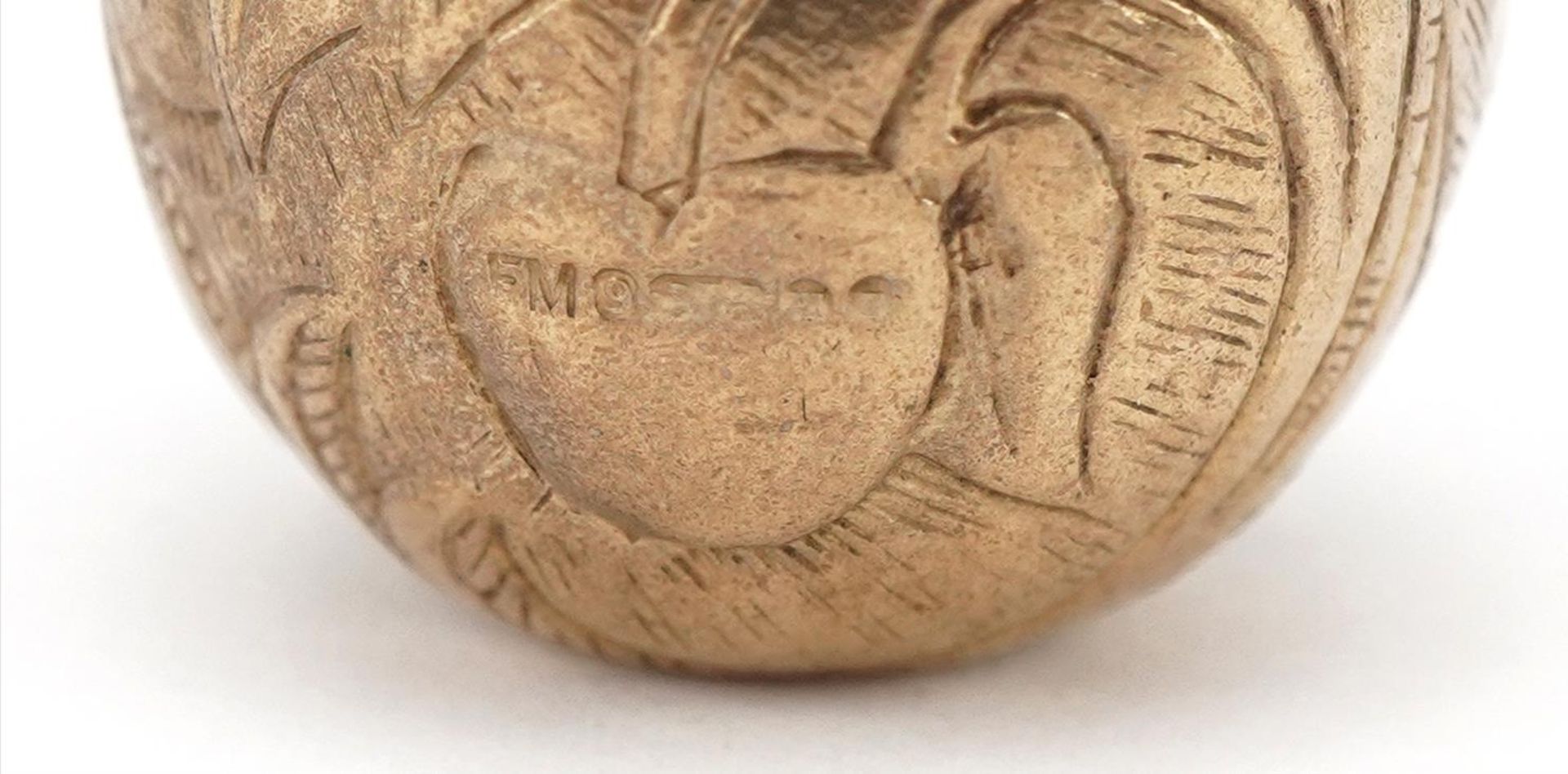 9ct gold engraved apple charm opening to reveal an enamelled study of Adam & Eve and a snake on a - Bild 4 aus 4