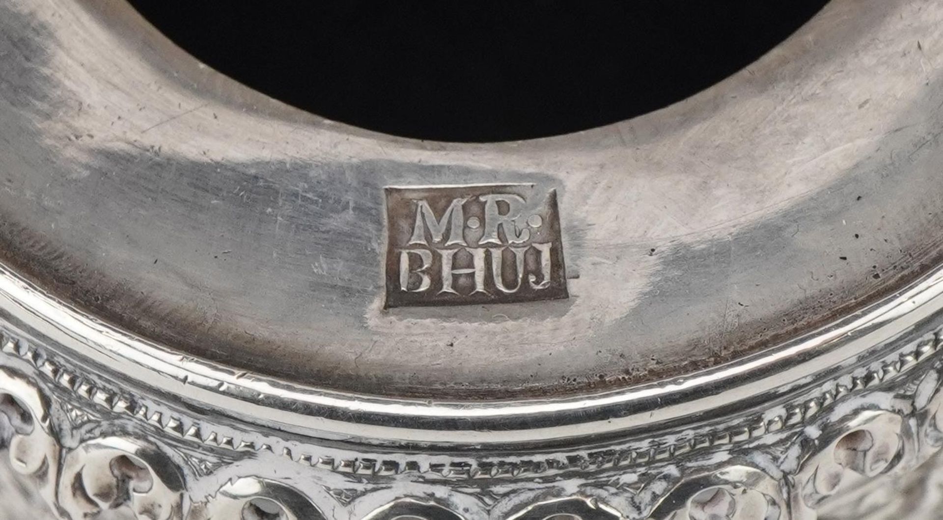 Bhuj, Indian Kutch silver cylindrical pot with hinged lid profusely pierced and embossed with - Bild 3 aus 5