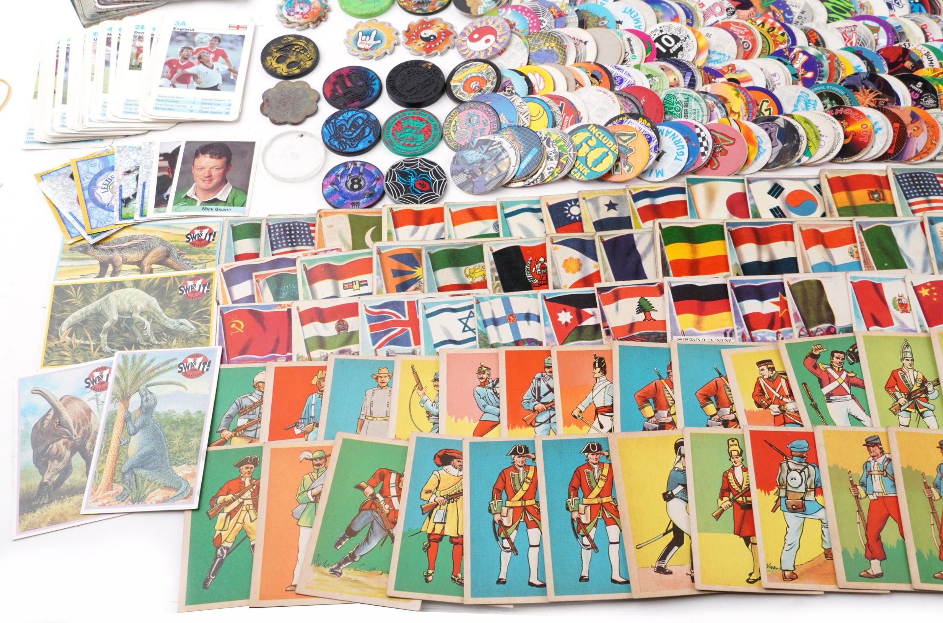 Collection of vintage and later trade cards and Pogs including The Unofficial Pogs Cap Players - Image 4 of 5
