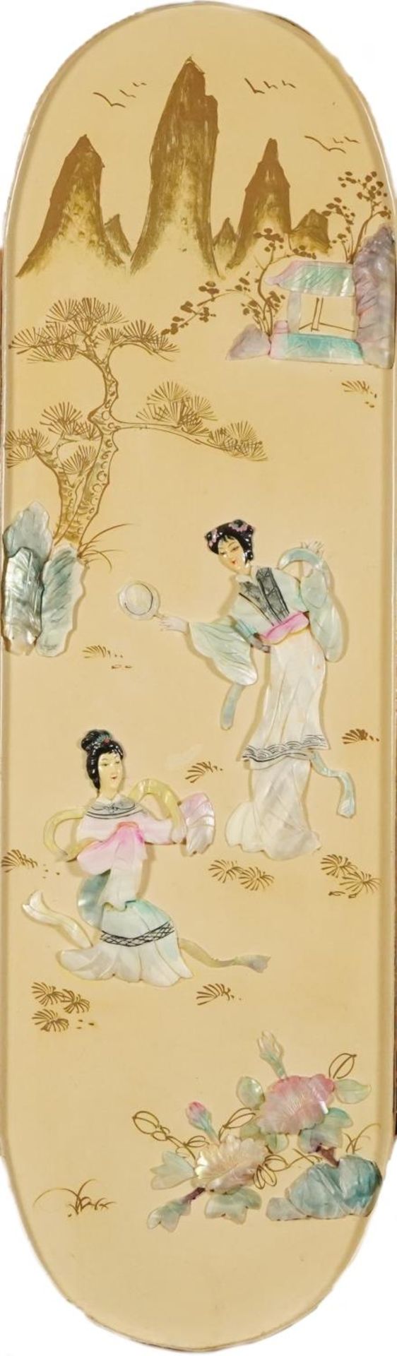 Pair of Chinese black lacquered and mother of pearl wall plaques decorated in low relief with - Bild 2 aus 9
