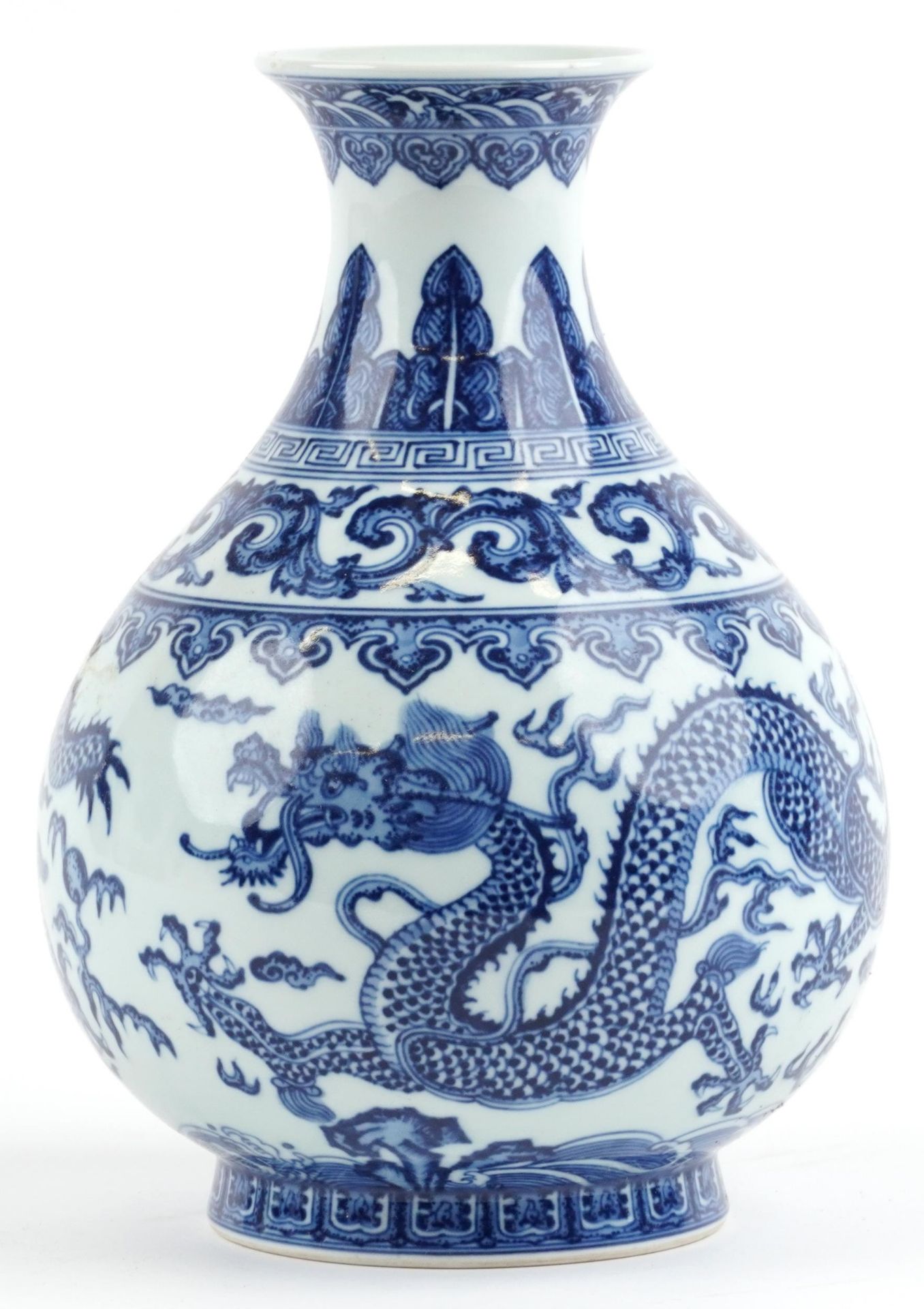 Chinese blue and white porcelain vase hand painted with dragons chasing the flaming pearl amongst - Bild 3 aus 7