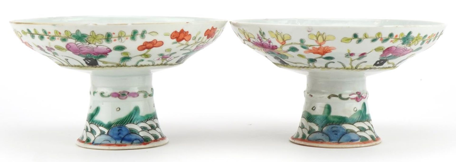 Pair of Chinese porcelain stem bowls hand painted in the famille rose palette with flowers, each 9. - Bild 3 aus 6
