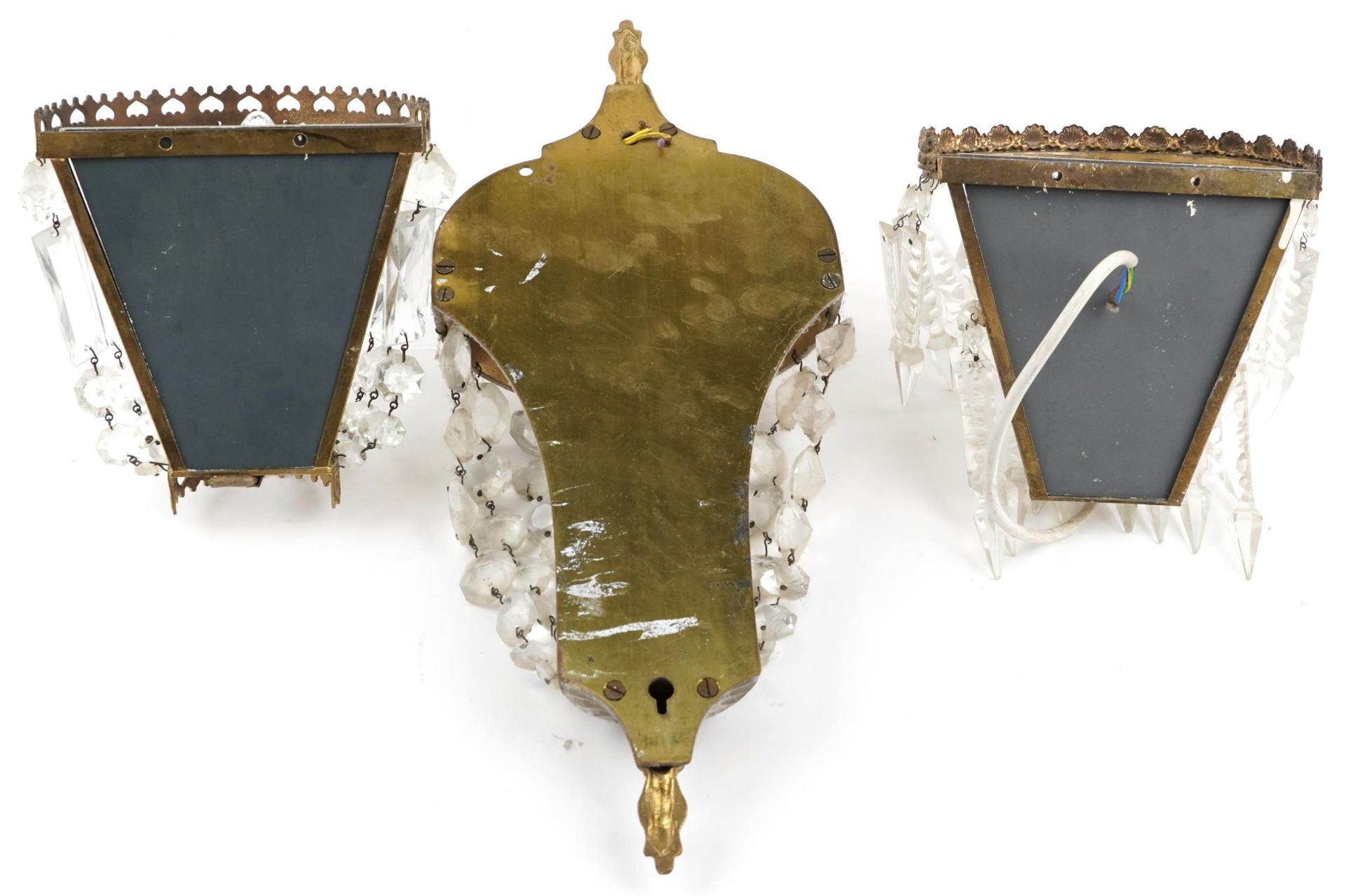 Three French style gilt brass wall lights with cut glass drops including two with mirrored backs, - Bild 5 aus 5